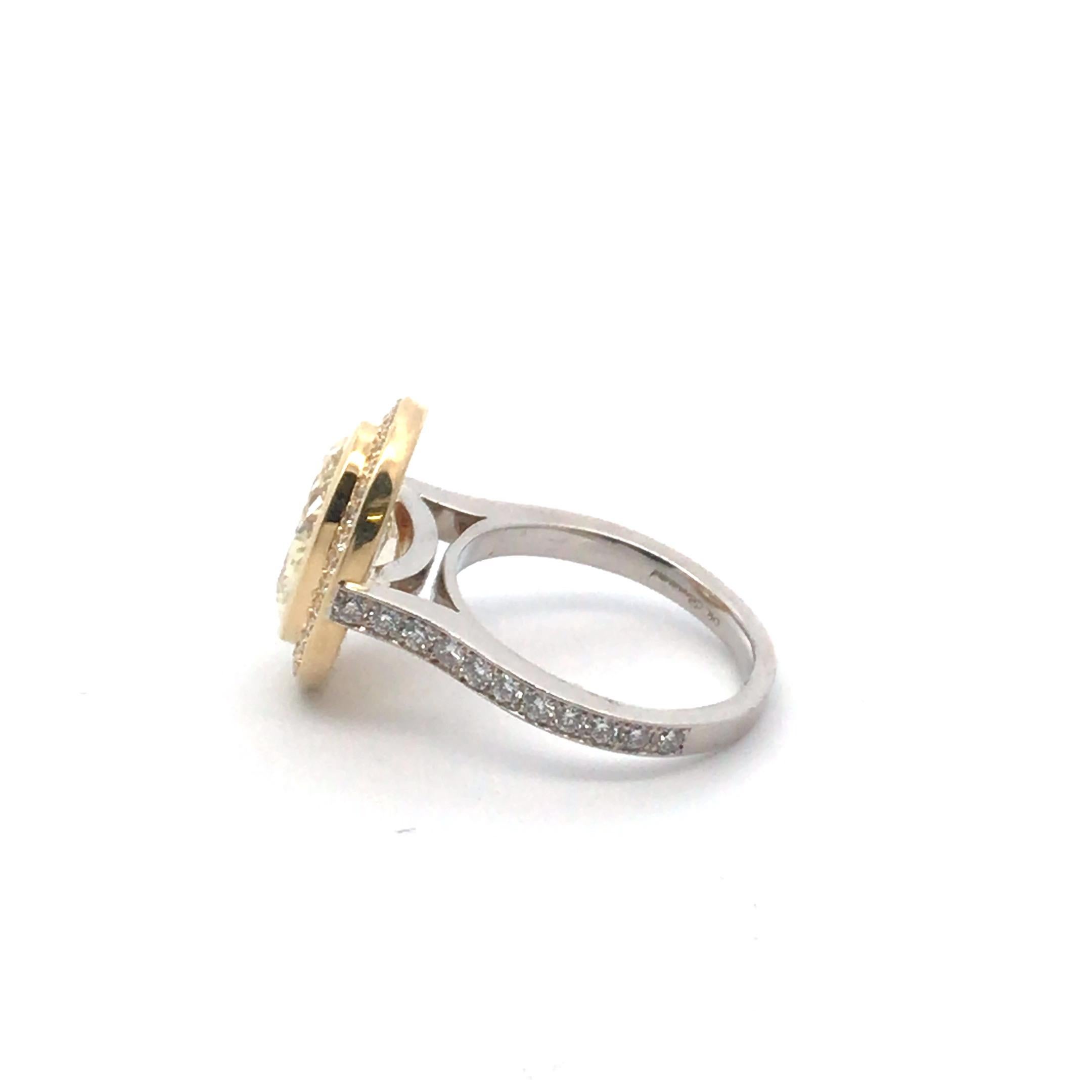 Taille ovale Bague fantaisie en platine et or jaune 18 carats avec diamant jaune clair de 5,02 carats certifié GIA en vente