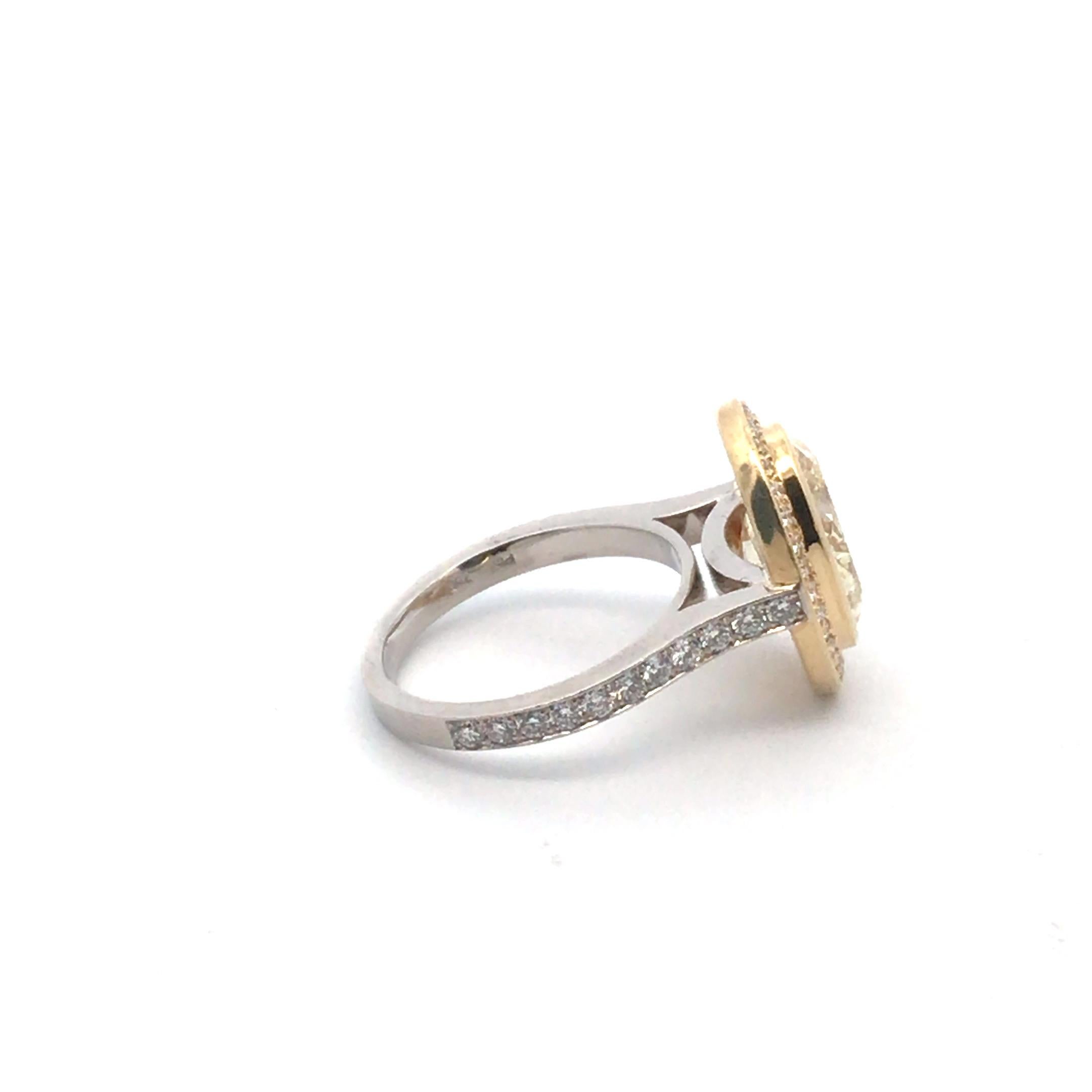 Bague fantaisie en platine et or jaune 18 carats avec diamant jaune clair de 5,02 carats certifié GIA Excellent état - En vente à Palm Desert, CA