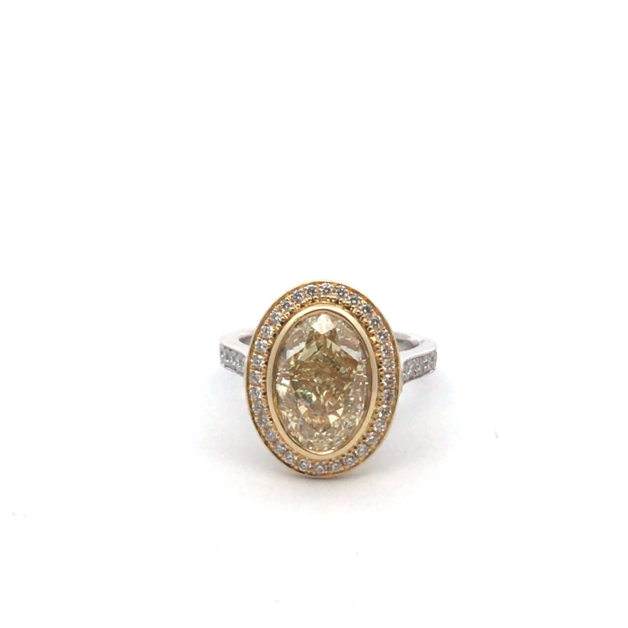 Bague fantaisie en platine et or jaune 18 carats avec diamant jaune clair de 5,02 carats certifié GIA en vente 1