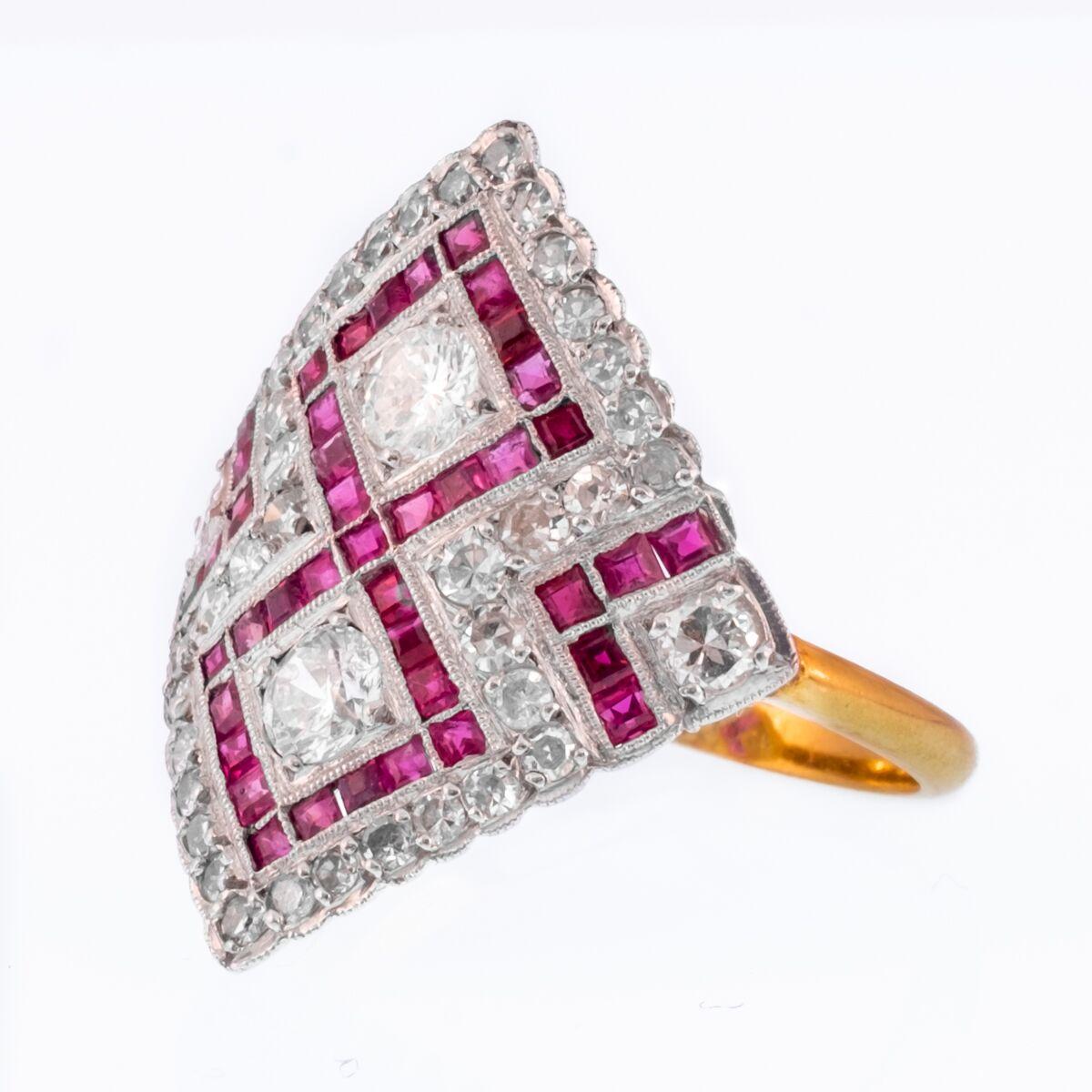 Taille coussin antique Bague édouardienne en platine, or jaune 18 carats, diamant et rubis en forme de diamant en vente