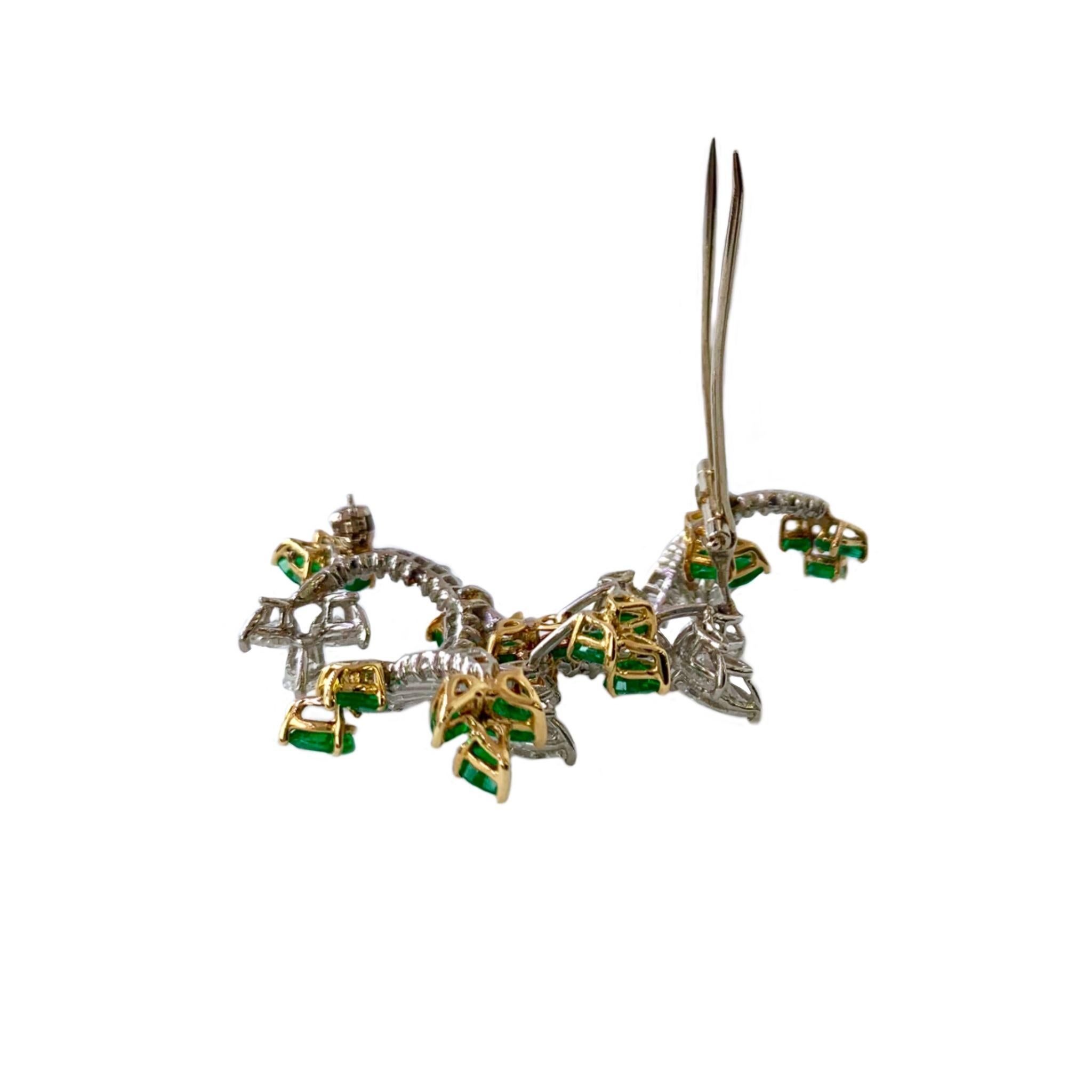Platinum and 18 Karat Yellow Gold Emerald and Diamond Brooch For Sale 1