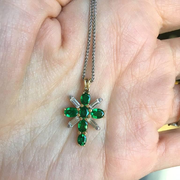 Platinum and 18 Karat Yellow Gold Emerald and Diamond Cross Pendant on Chain In New Condition In Montreal, Quebec