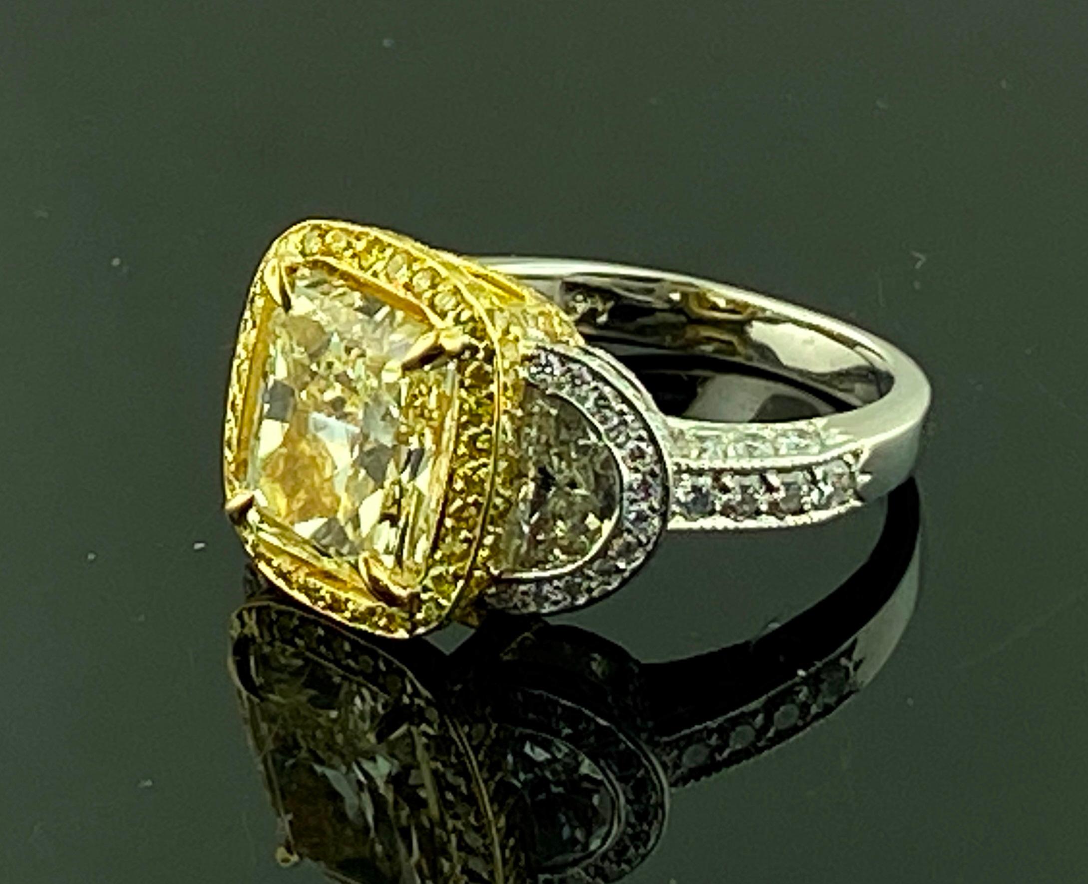 Platin und 18 KT Gelbgold 3,74 Karat Fancy Gelbgold Diamantring mit Strahlenschliff (Radiantschliff) im Angebot