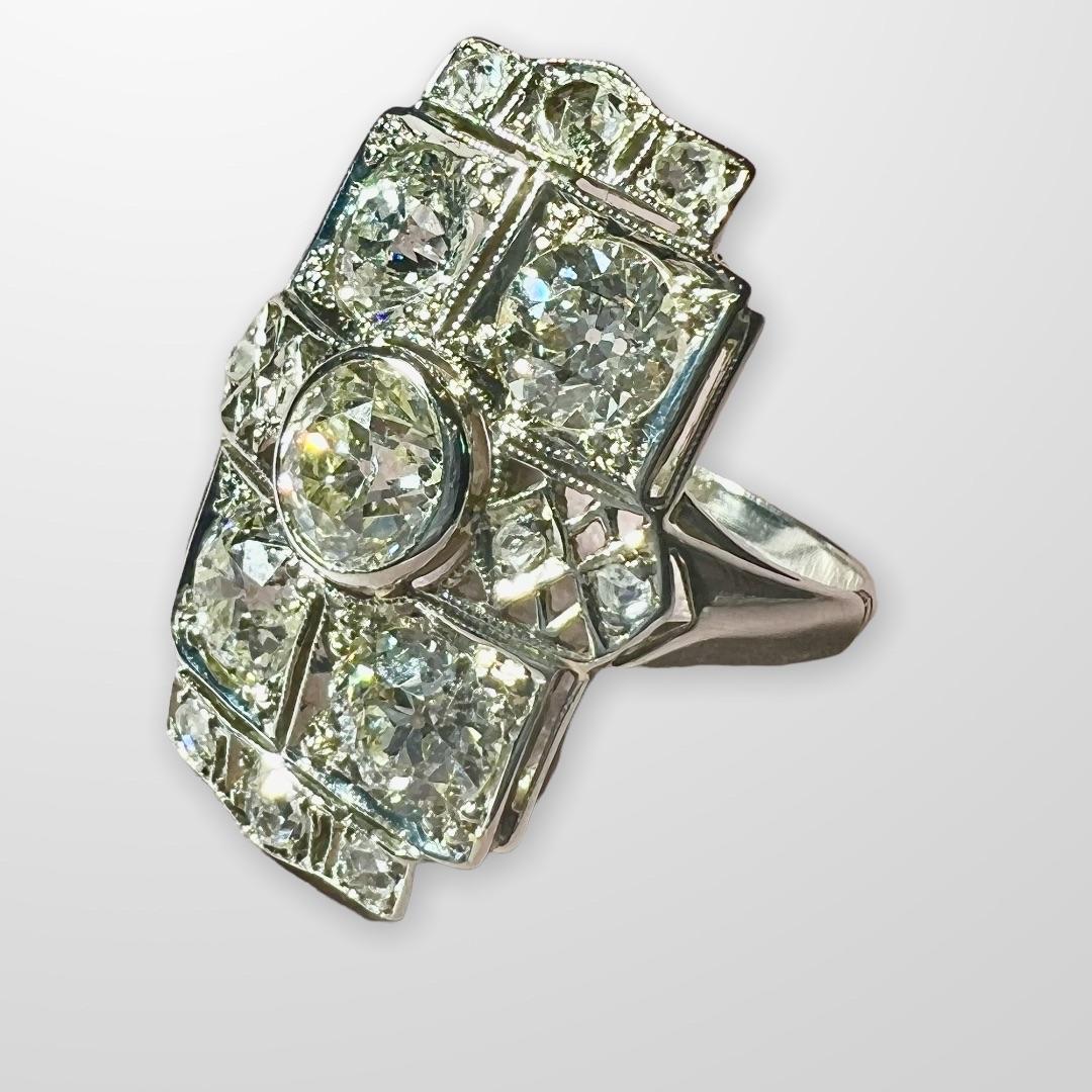 Ring in platinum and 18ct gold set with old cut diamonds for about 5ct in total.
period 1930.
total weight: 6 g
size 6 or French size 52
decorated part:
2.5cm high by 1.8cm wide.