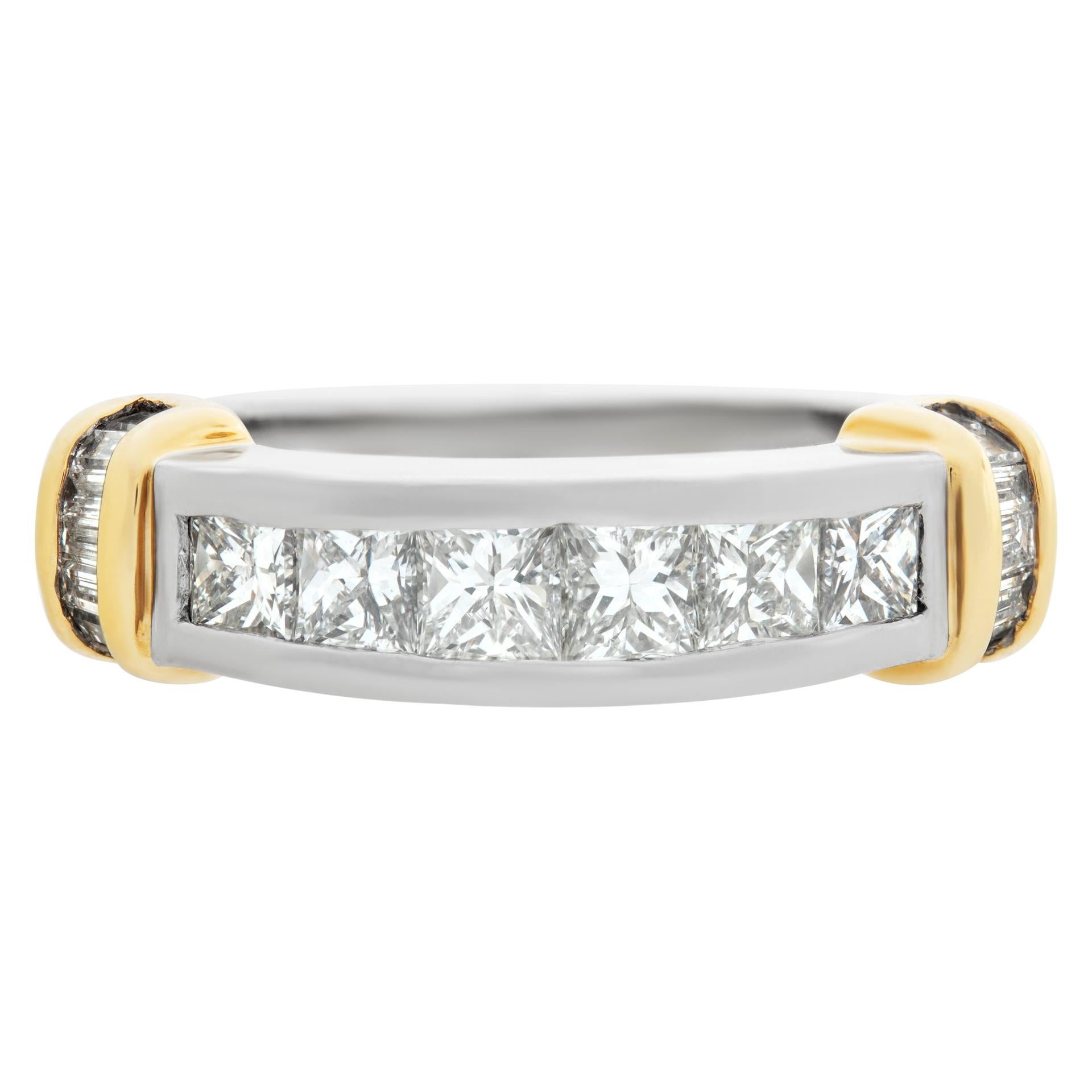Bague en diamant en platine et or 18k. Le centre de la bague contient six diamants de taille carrée modifiée, sertis en canal (0,24 à 0,26 carats chacun) pour un poids total d'environ 1,50 carats (couleur F-G-H ; VS1clarity) et des diamants baguette