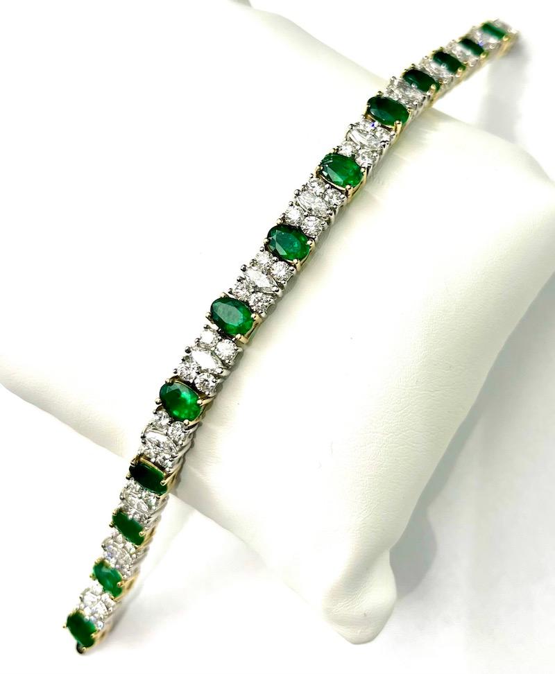 Contemporary Platinum and 18K Gold Oval Emeralds and Diamonds Bracelet For Sale
