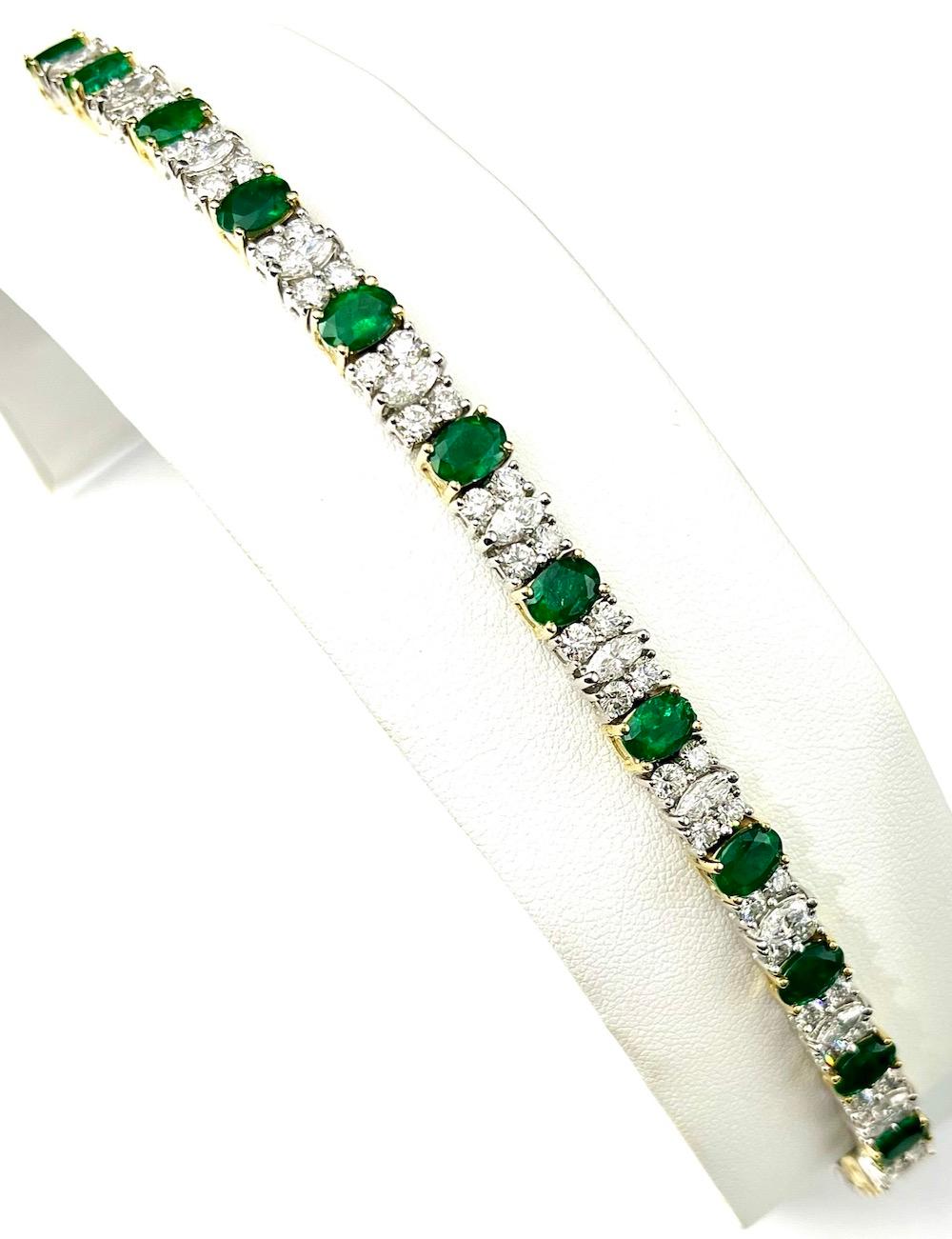 Platinum and 18K Gold Oval Emeralds and Diamonds Bracelet In New Condition For Sale In San Diego, CA
