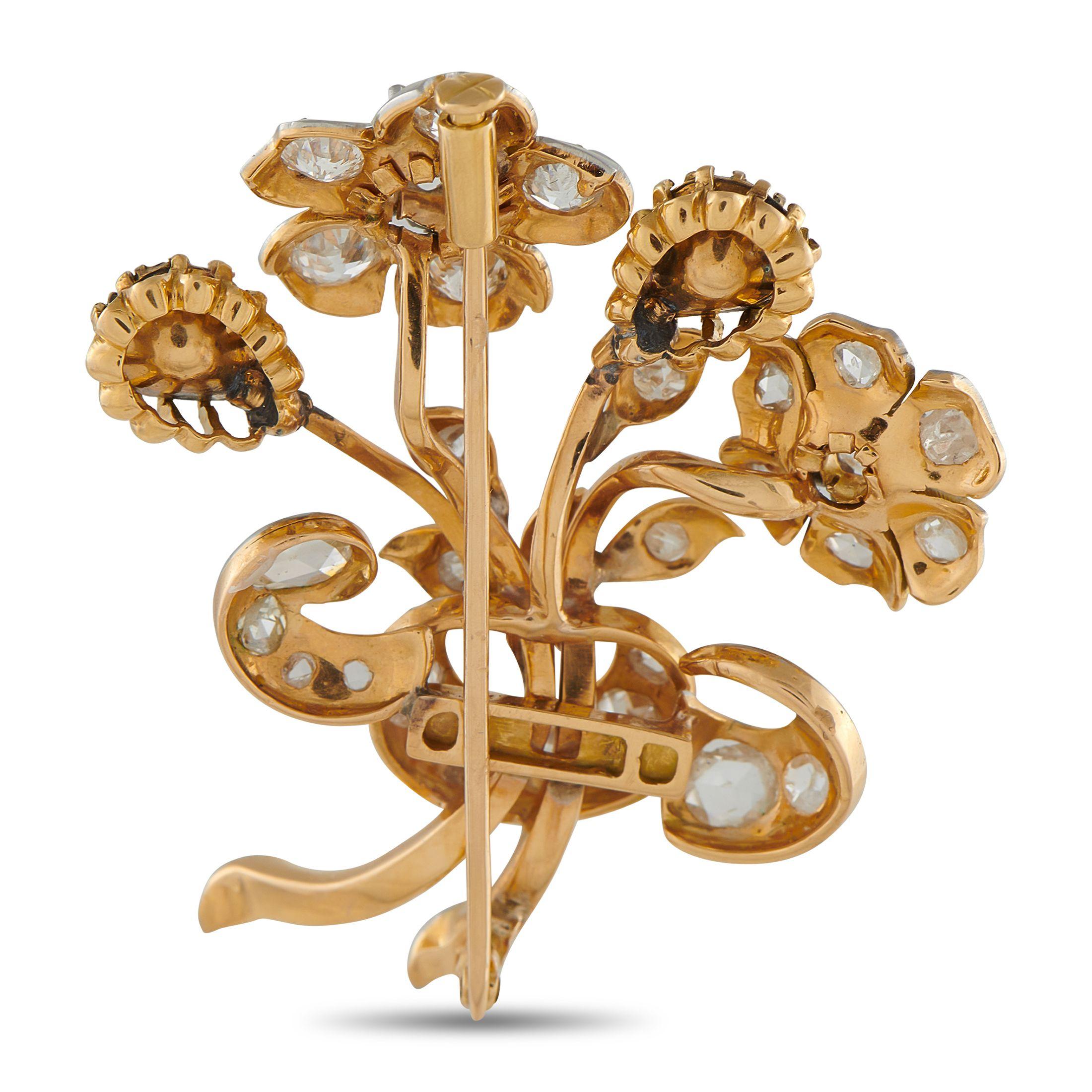 Il s'agit d'une ode au raffinement édouardien à porter sur soi. Cette broche est réalisée en platine et en or rose et présente un motif de bouquet floral qui capture l'élégance gracieuse d'une époque révolue. Des diamants tracent les vrilles