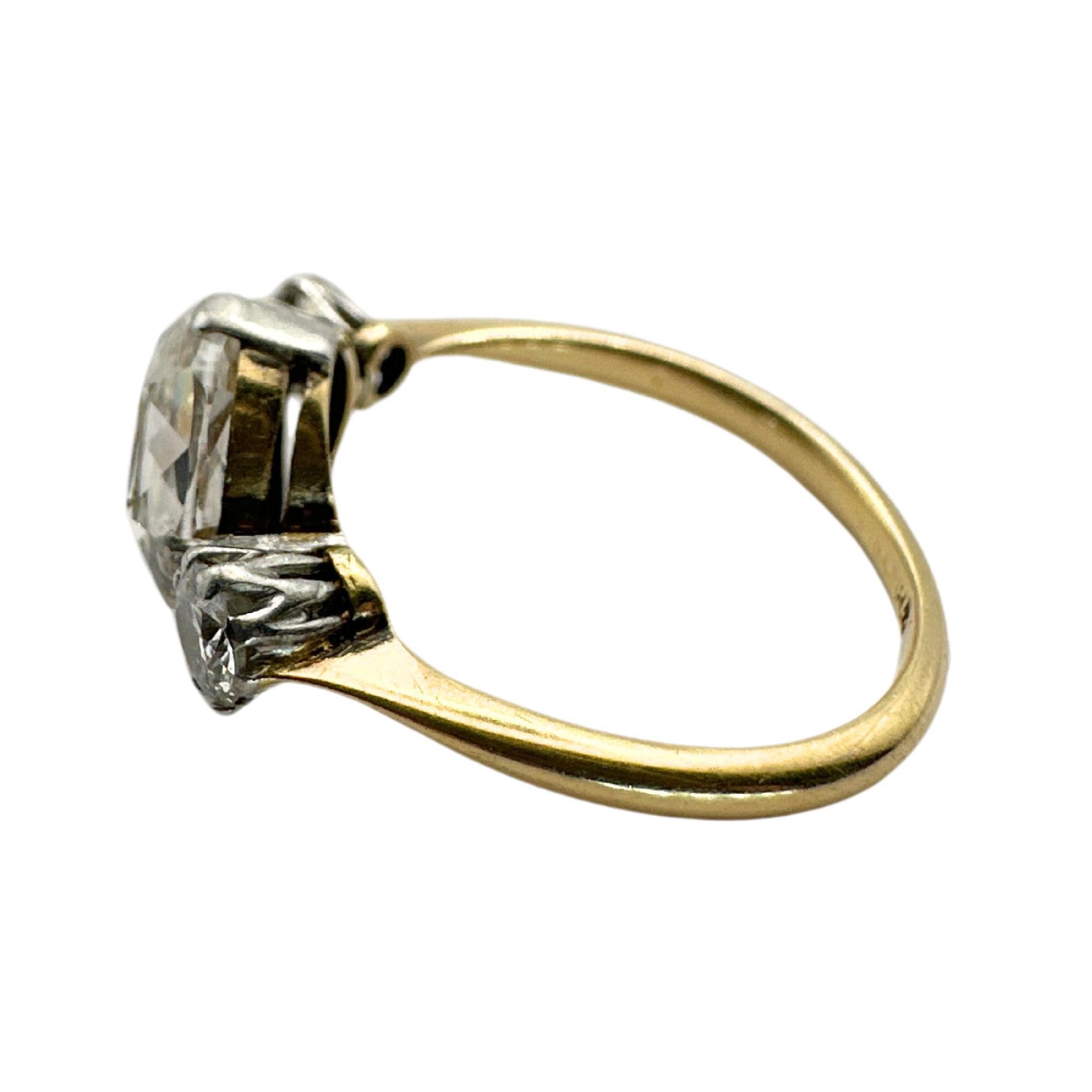 Verlobungsring aus Platin und 18 Karat viktorianischem Dreistein-Diamant (Viktorianisch)