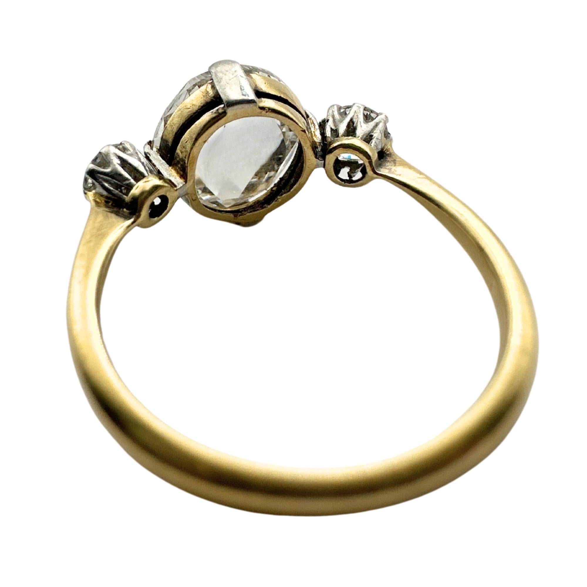 Verlobungsring aus Platin und 18 Karat viktorianischem Dreistein-Diamant im Zustand „Gut“ in New York, NY