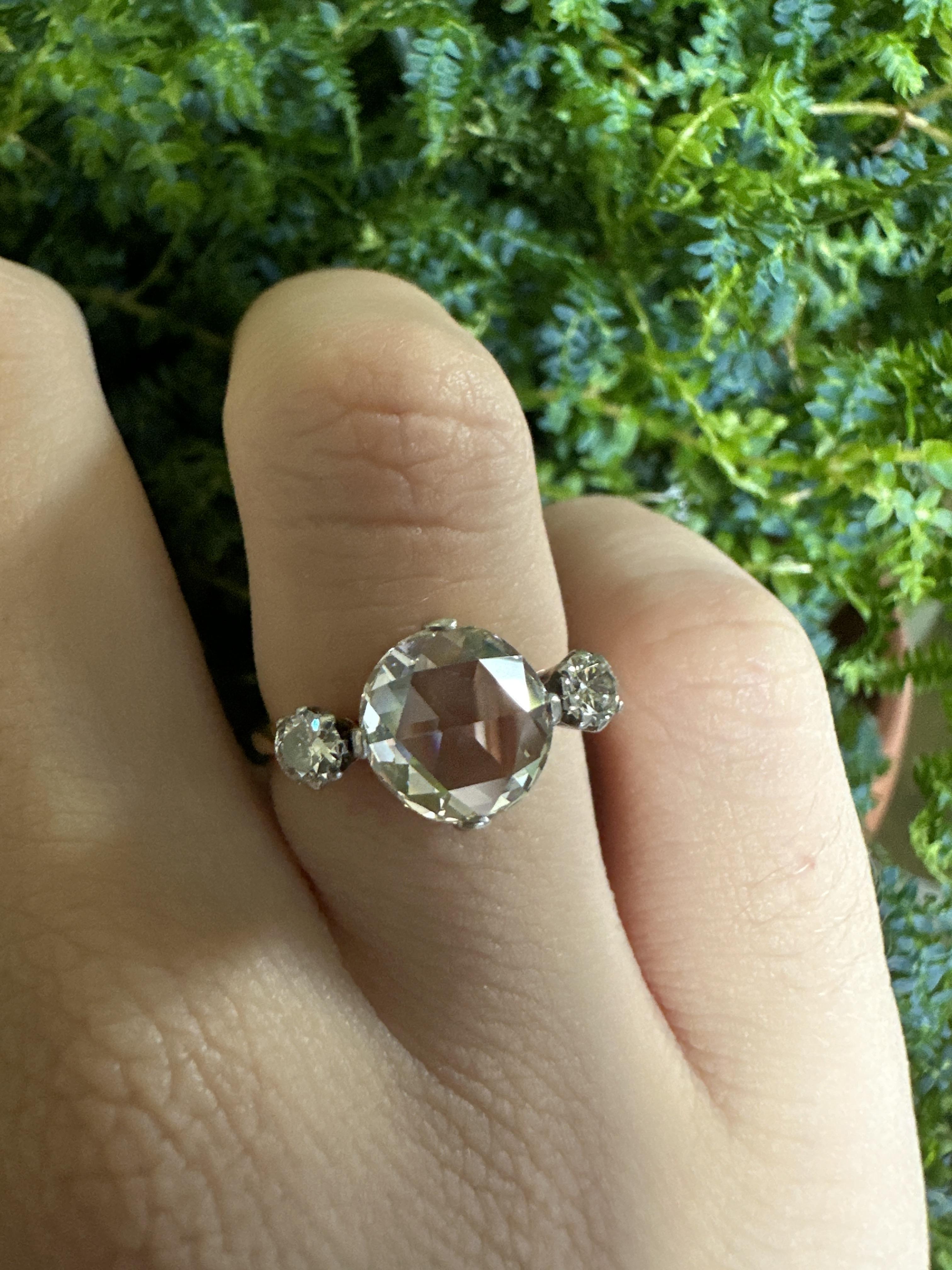 Verlobungsring aus Platin und 18 Karat viktorianischem Dreistein-Diamant 1