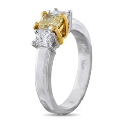 Ring aus Platin und 18-karätigem Gelbgold mit drei Diamanten (0,82 Karat) MF11-062626
