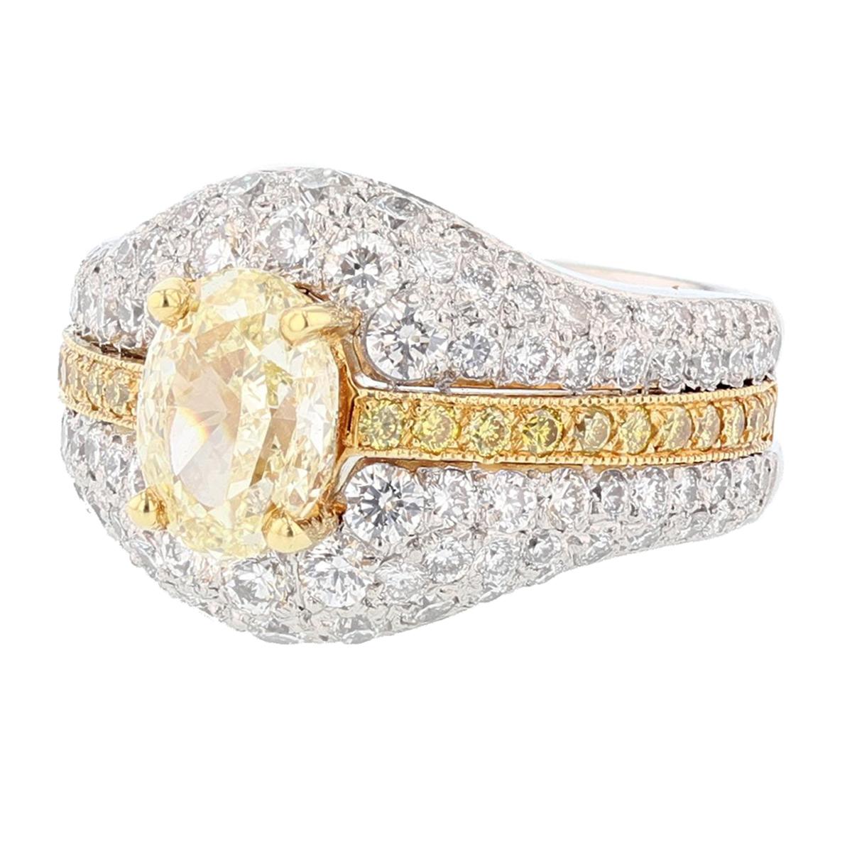 Dieser Ring ist aus Platin und 18 Karat Gelbgold gefertigt 
 ein hellgelber Diamant im Ovalschliff. Der Diamant in der Mitte ist ein 1,51 Karat schwerer, IGI-zertifizierter gelber Diamant in Ovalform mit dem Farbgrad FLY (Fancy Light Yellow) und dem