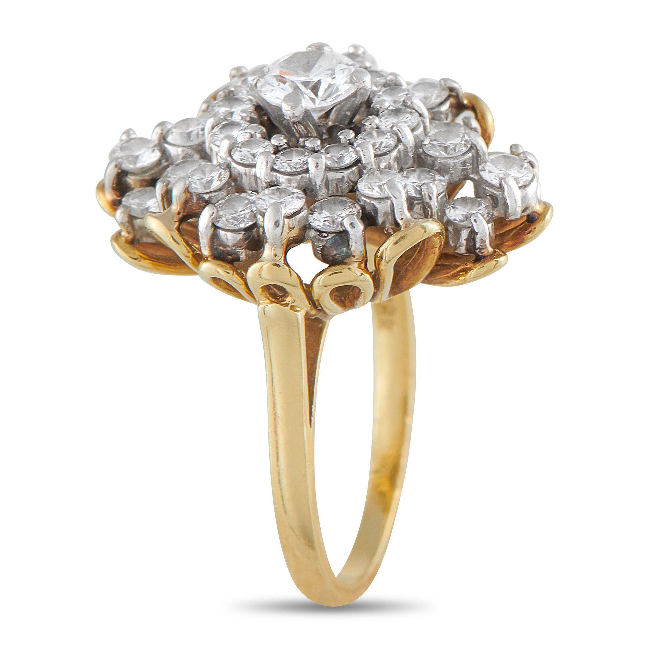 Des diamants de taille ronde d'un poids total de 1,95 carat s'assemblent avec élégance sur cette bague de luxe. Fabriquée à partir d'une combinaison de platine et d'or jaune 18 carats, cette pièce capte la lumière sans effort et ne cessera