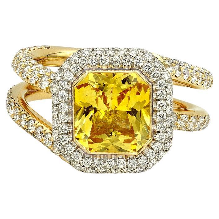 Anillo de cóctel en platino y oro amarillo de 18 quilates con halo de zafiros y diamantes de 3,00 quilates en venta