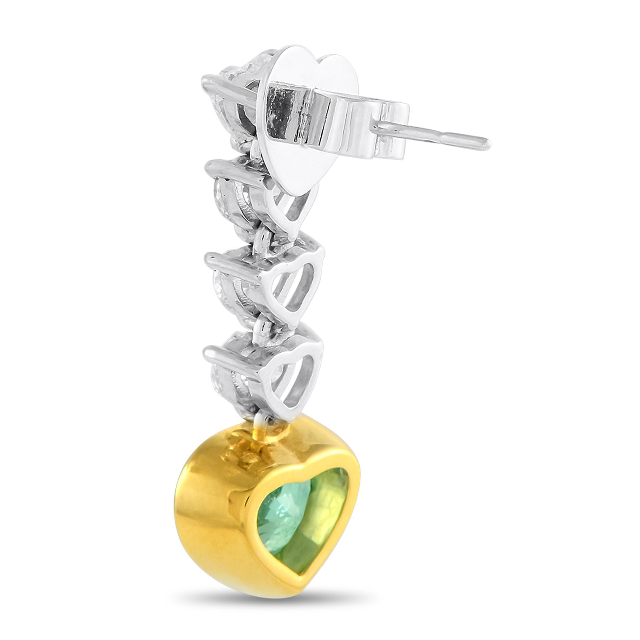 Ces boucles d'oreilles de luxe sont tout simplement époustouflantes. Fabriqués à partir d'une combinaison d'or jaune 18 carats et de platine, les diamants en forme de cœur d'un poids total de 3,28 carats offrent un éclat impressionnant à chaque fois