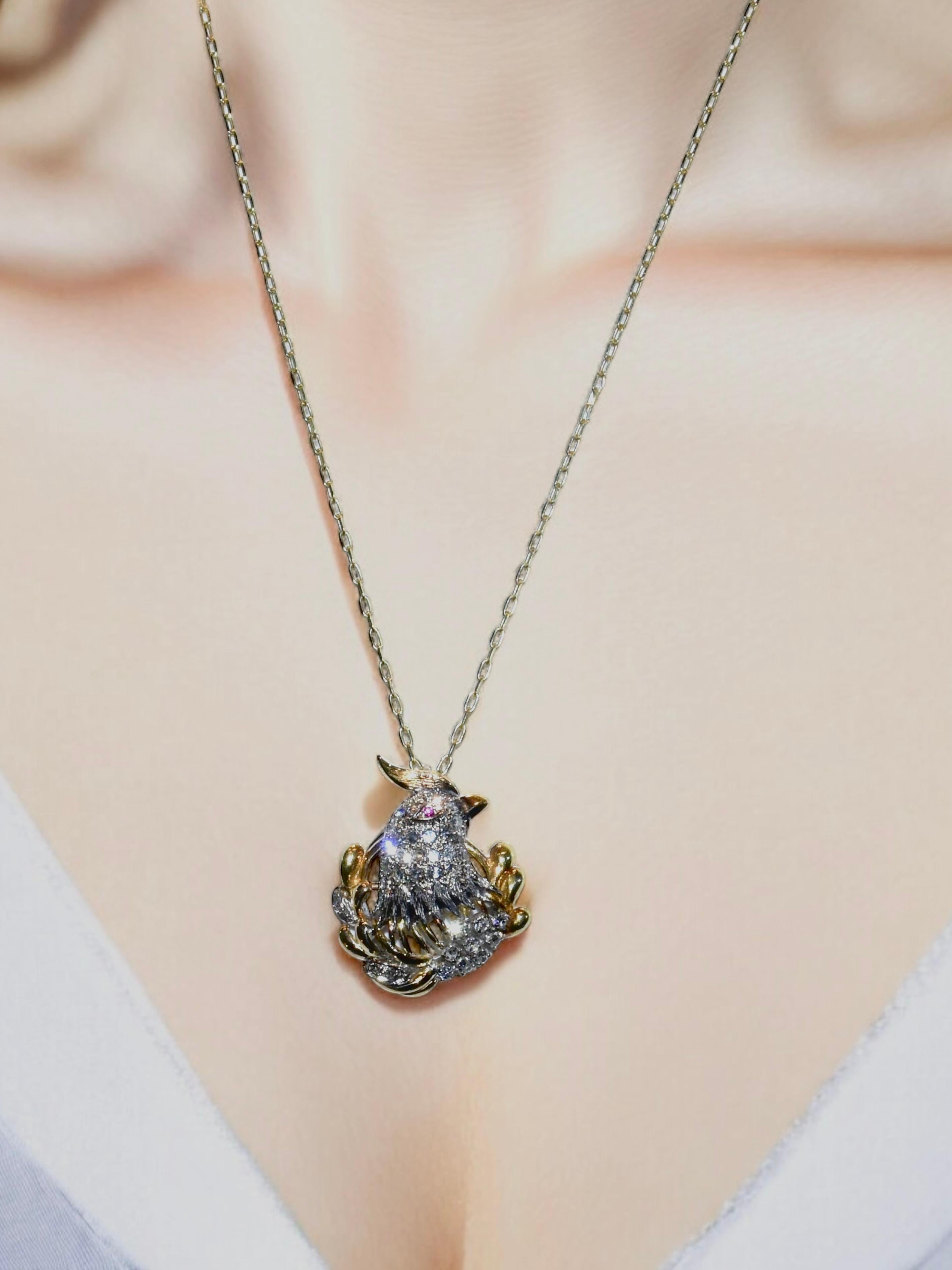 Platin und 18K Gelbgold charmante Nymphensittich Vintage Pin und Anhänger.  Er hat 37 Diamanten, die auf die Farbe H geschätzt werden, nahezu farblos und sehr leicht eingeschlossen.  Das Gewicht dieser Diamanten wird auf knapp 1 Karat (0,93 ct)