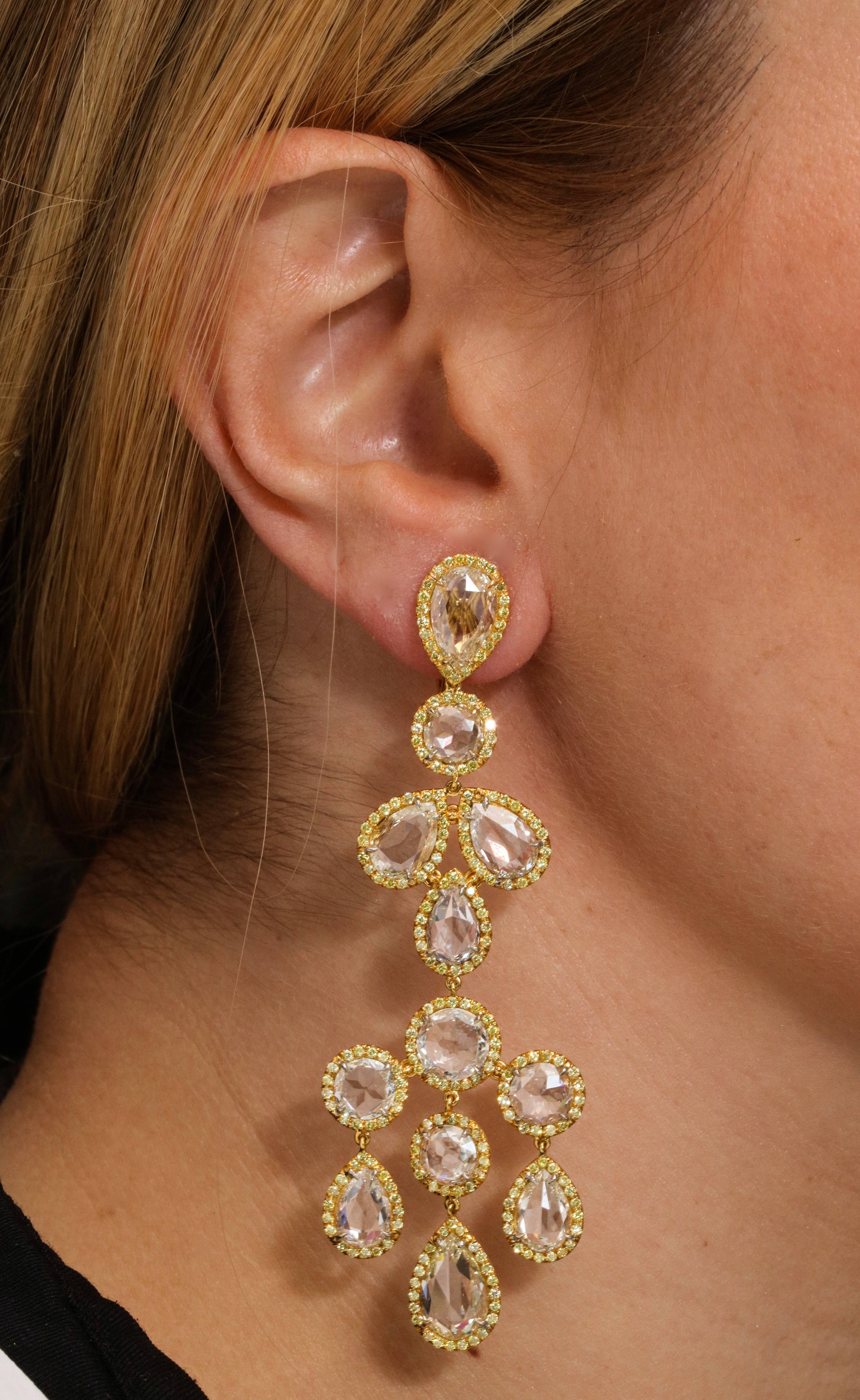 Platinum and 18 Karat Yellow Gold Diamond Chandelier Earrings In New Condition For Sale In New York, NY