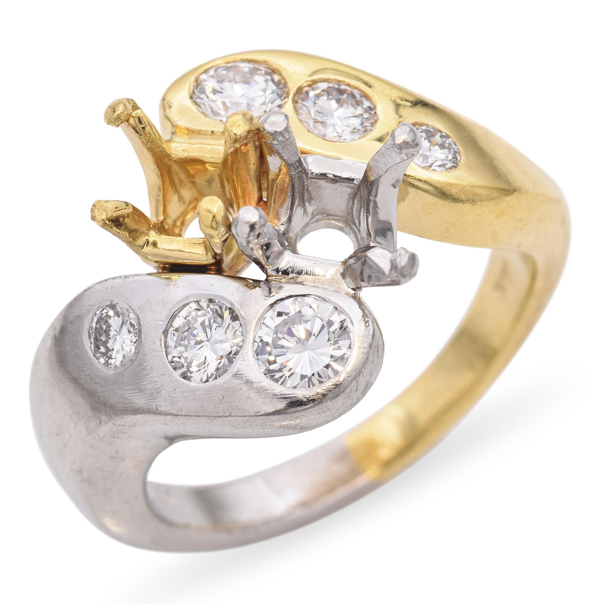 Une bague de fiançailles à demi-monture pour deux diamants de taille princesse de 4 mm, avec des diamants blancs brillants sertis dans un mélange harmonieux de platine et d'or jaune 18 carats.

Poids : 11.2 grammes
Pierre : 0.38tcw Diamant