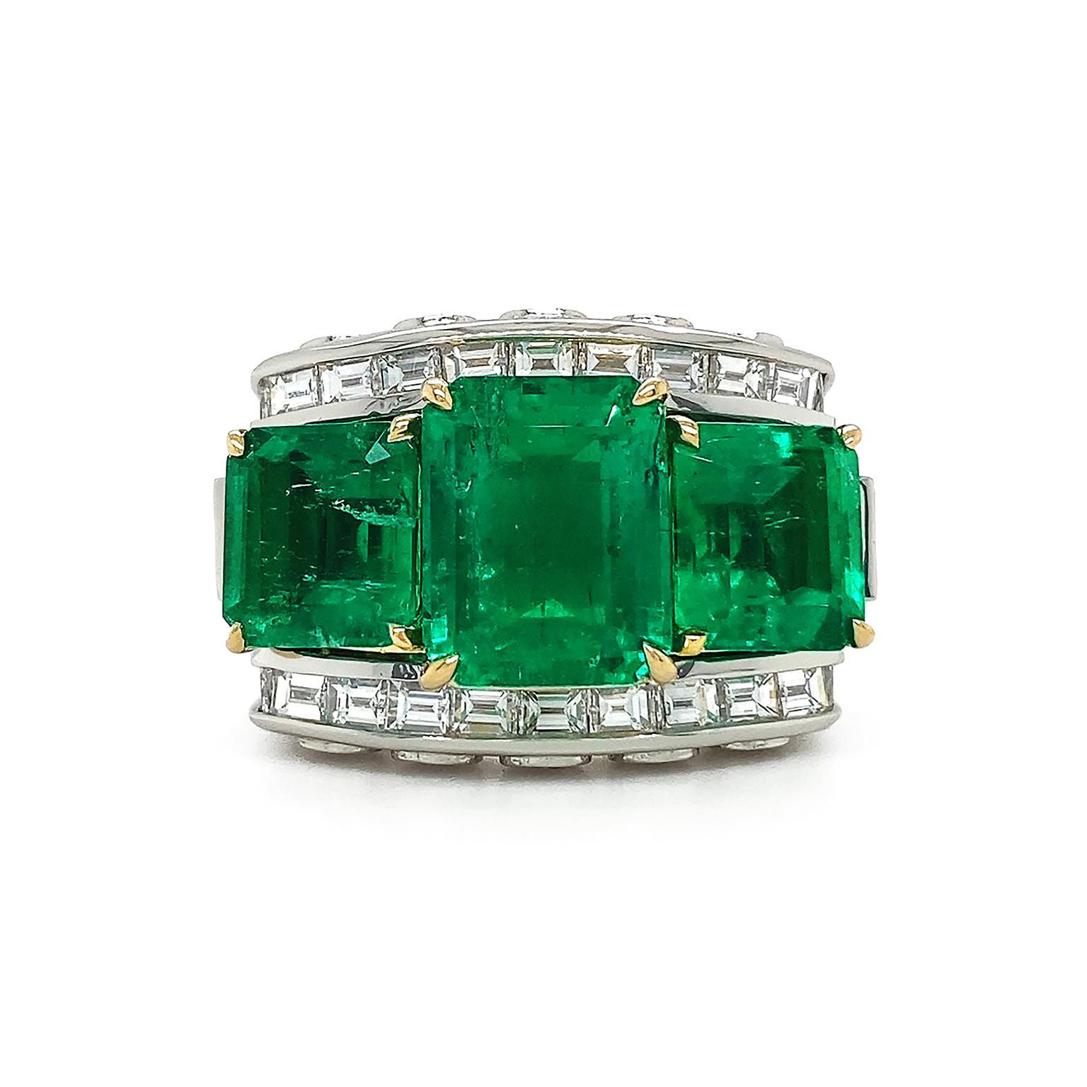 Un remarquable vert d'émeraude est le sommet de cette bague en platine ornée de diamants. Trois émeraudes sont présentées dans des coupes émeraude, mettant en valeur les teintes brillantes et la profondeur. Des griffes en or jaune 18 carats