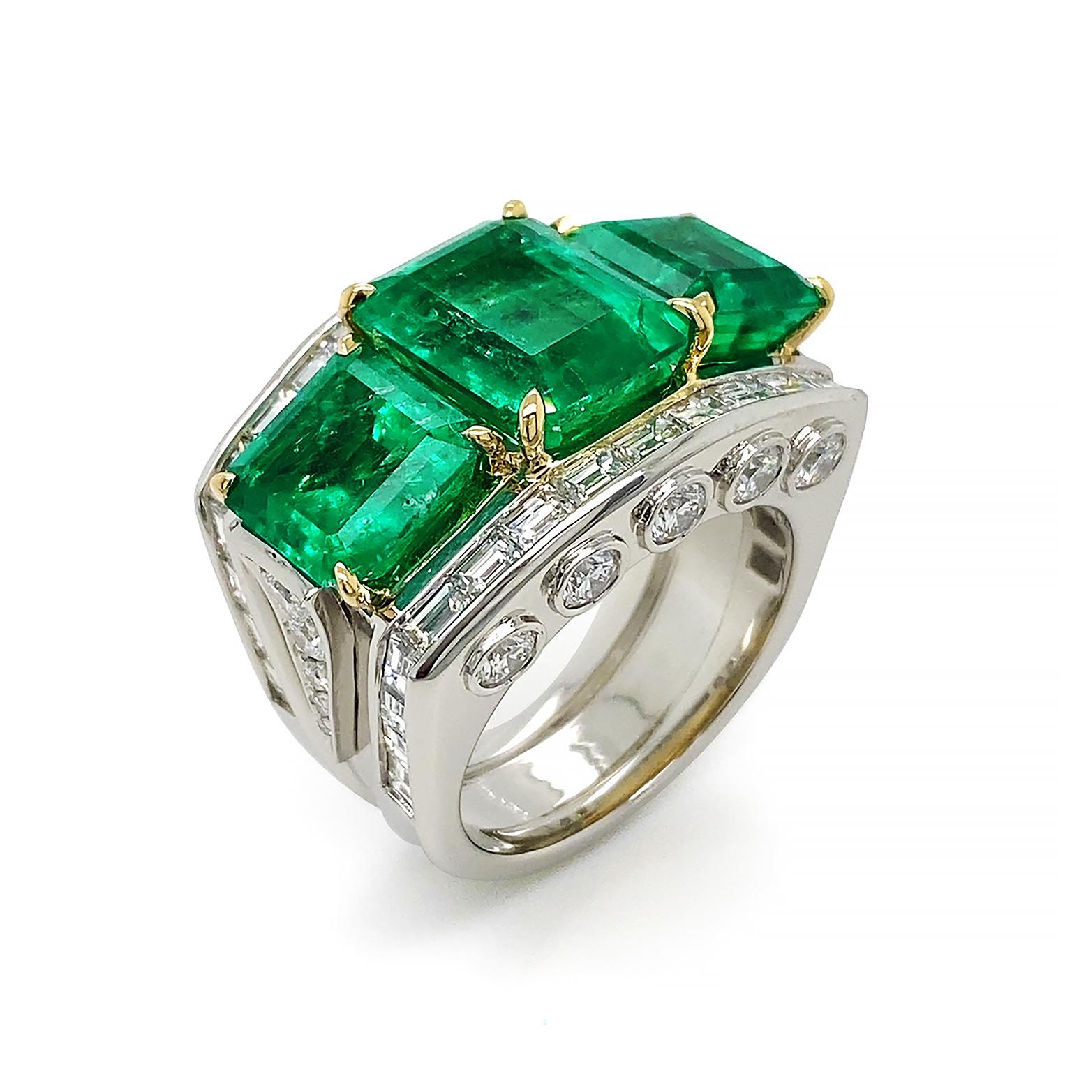 Taille émeraude Bague en platine et or jaune 18K avec trio d'émeraudes et diamants en vente