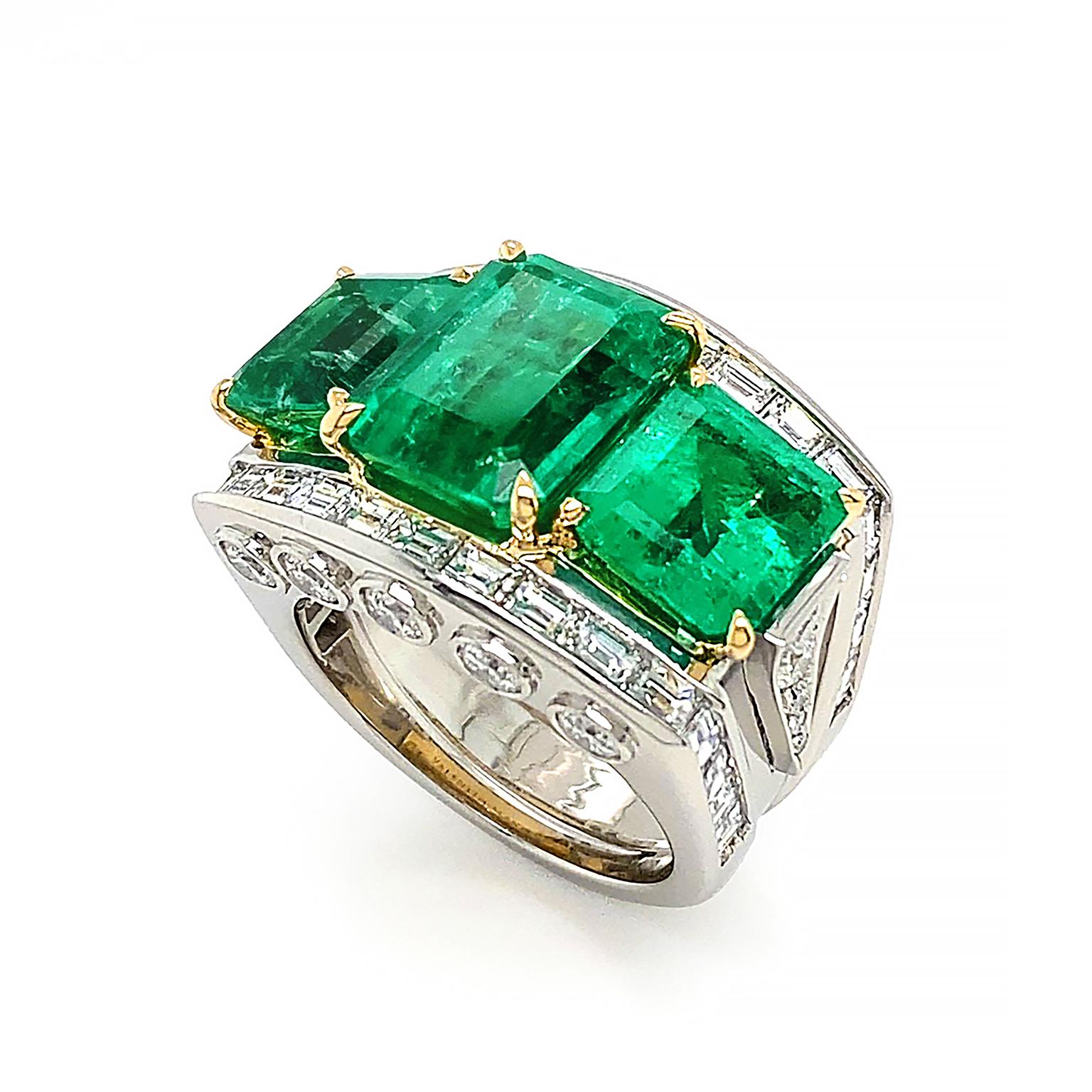Bague en platine et or jaune 18K avec trio d'émeraudes et diamants Neuf - En vente à New York, NY