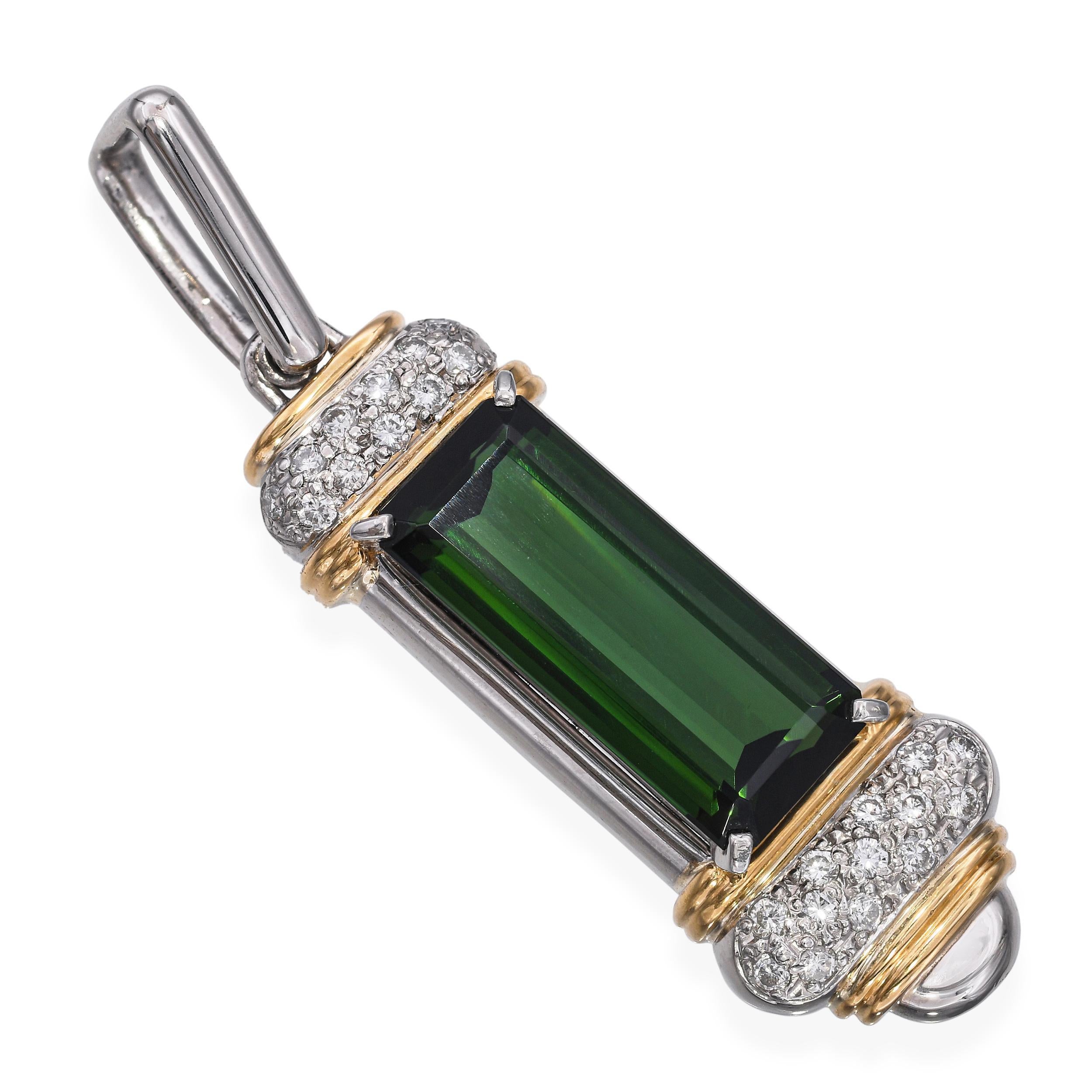 Pendentif en platine et en or jaune 18 carats orné d'une tourmaline aux teintes riches, rehaussée de diamants brillants. La conception en métal bicolore met en valeur à la fois la chaleur de l'or jaune et l'élégance froide du platine, créant ainsi