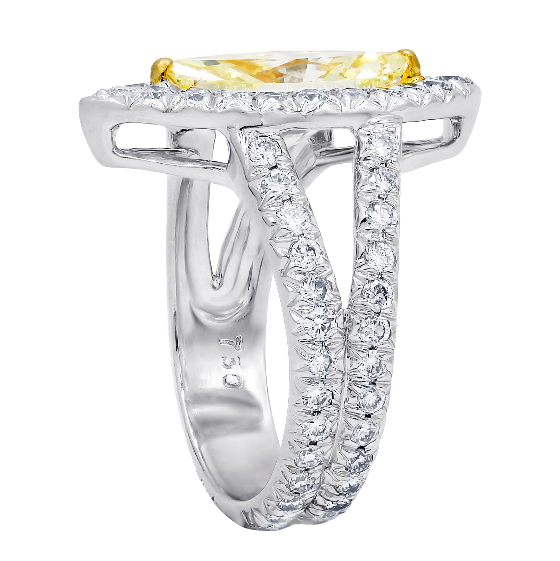 Verlobungsring aus Platin und 18 Karat Diamant mit gelbem Fancy-Diamant (Marquiseschliff) im Angebot