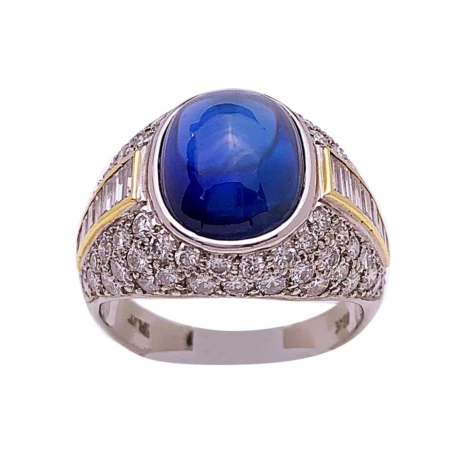 Bague à dôme en platine et 18KT avec 6,85 carats. Saphir cabochon de 2,78 carats Diamants