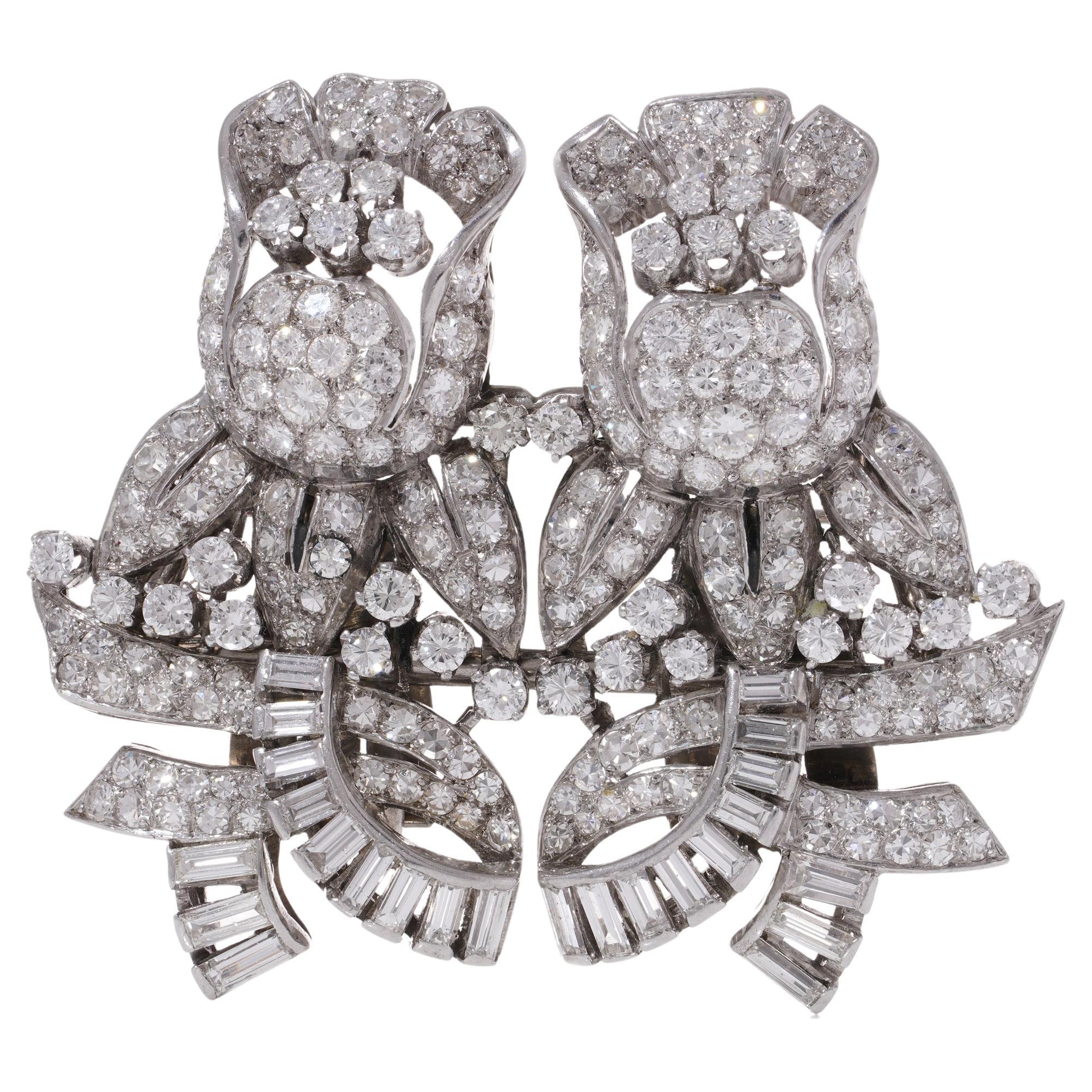 Platinum and gold double-clip flower-shaped brooch with 13.40 cts diamonds For Sale