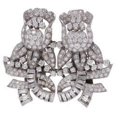 Platinum and gold double-clip flower-shaped brooch with 13.40 cts diamonds