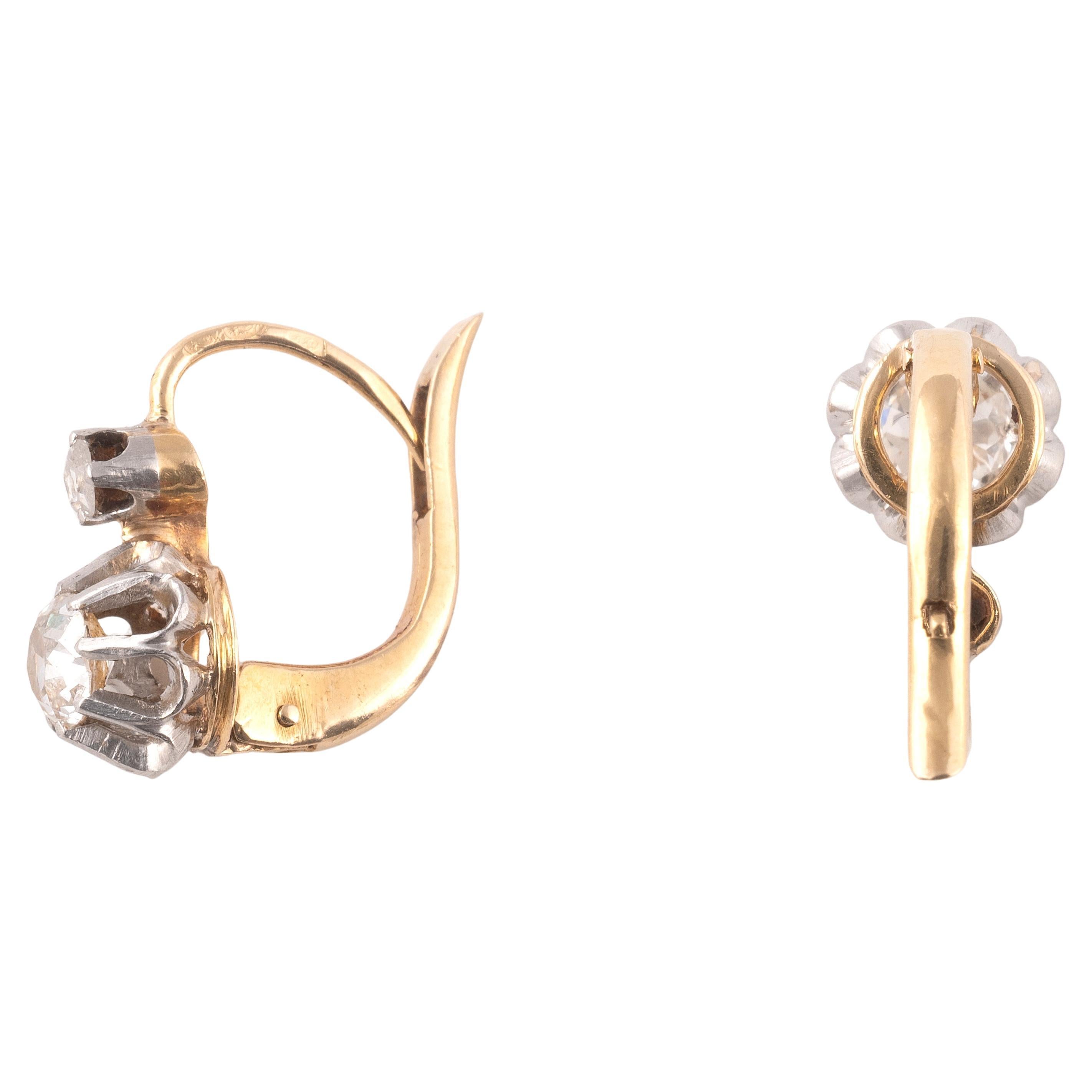 Pair of earrings 
Round old-cut diamonds approximately 0.50ct
Platinum and 18kt yellow gold
H. 1.5 cm approx. 
Weight. : 3.4gr
