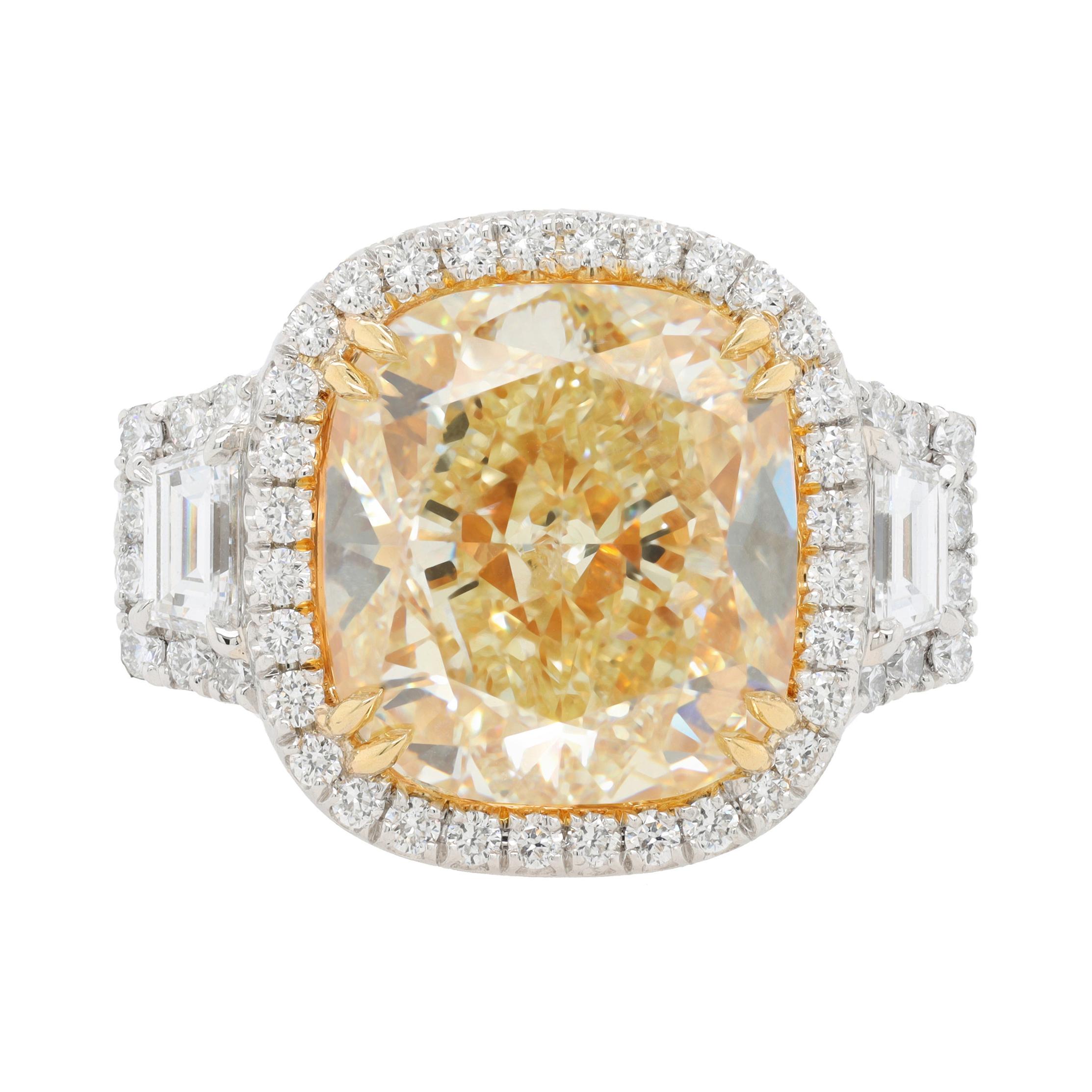 Bague faite à la main en platine et or jaune 18 carats avec diamants et jaune fantaisie coussin en vente
