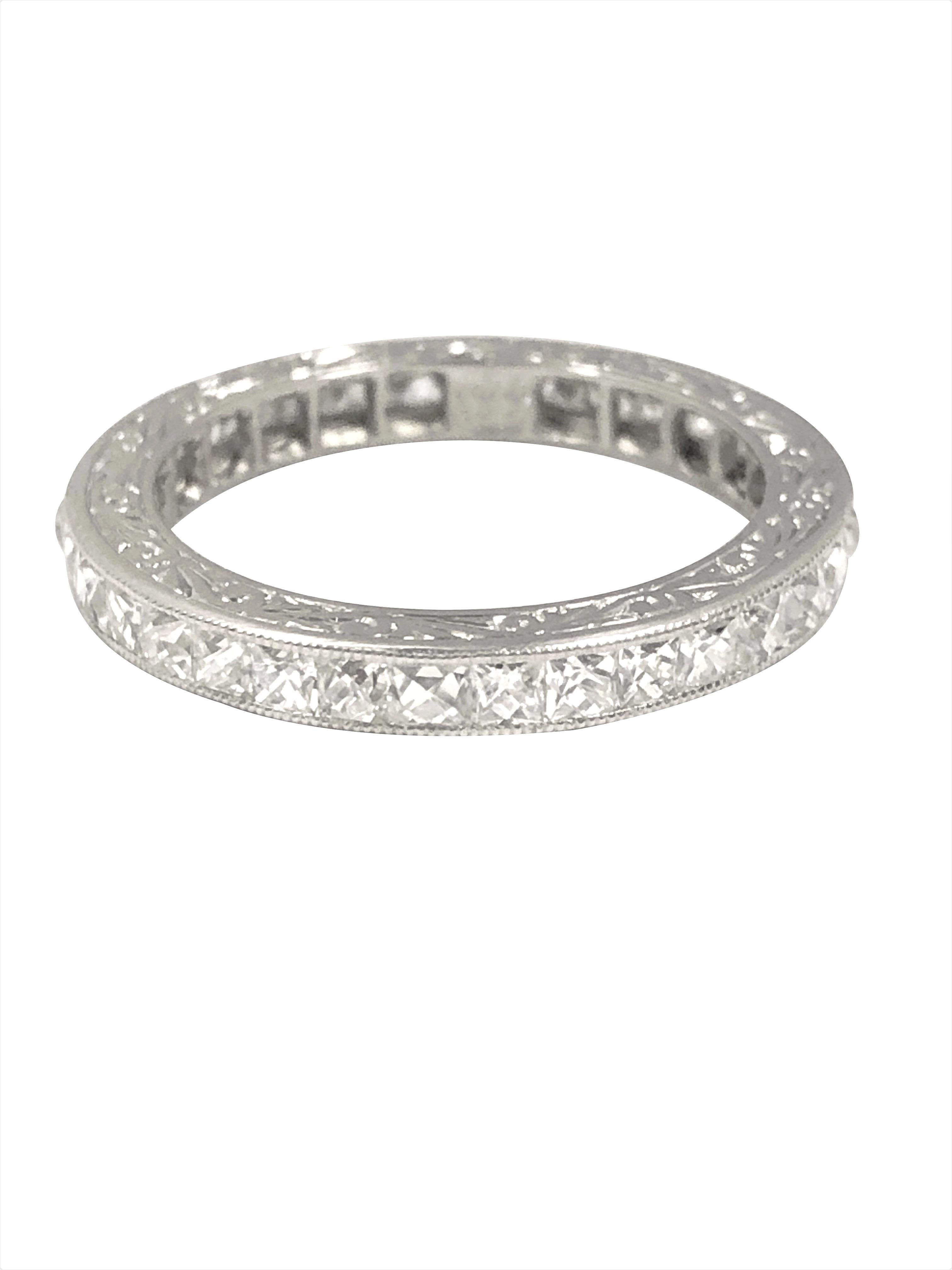 Eternity-Ring aus Platin mit 2 Karat Diamanten im französischen Schliff (Art déco) im Angebot