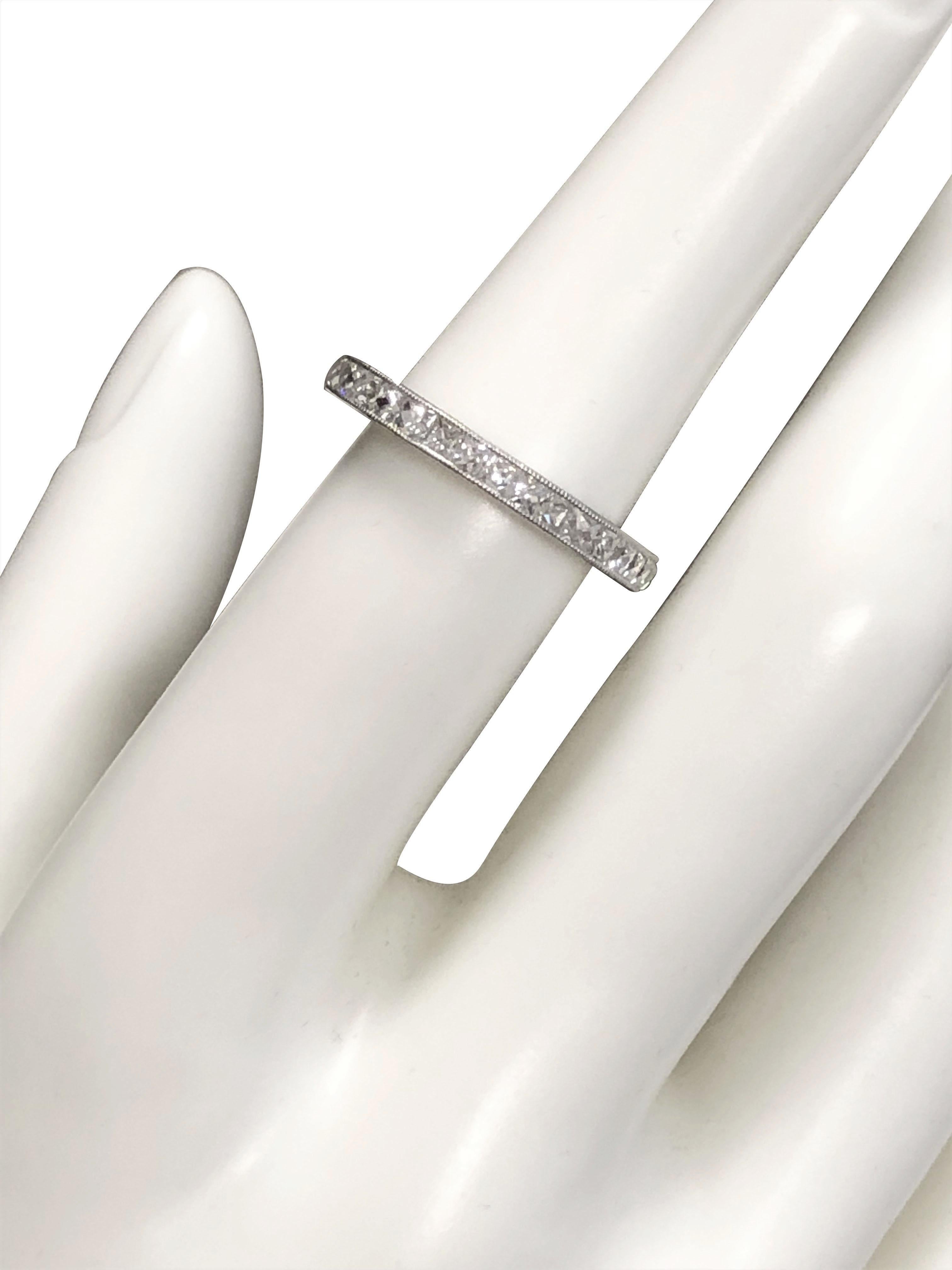 Eternity-Ring aus Platin mit 2 Karat Diamanten im französischen Schliff für Damen oder Herren im Angebot