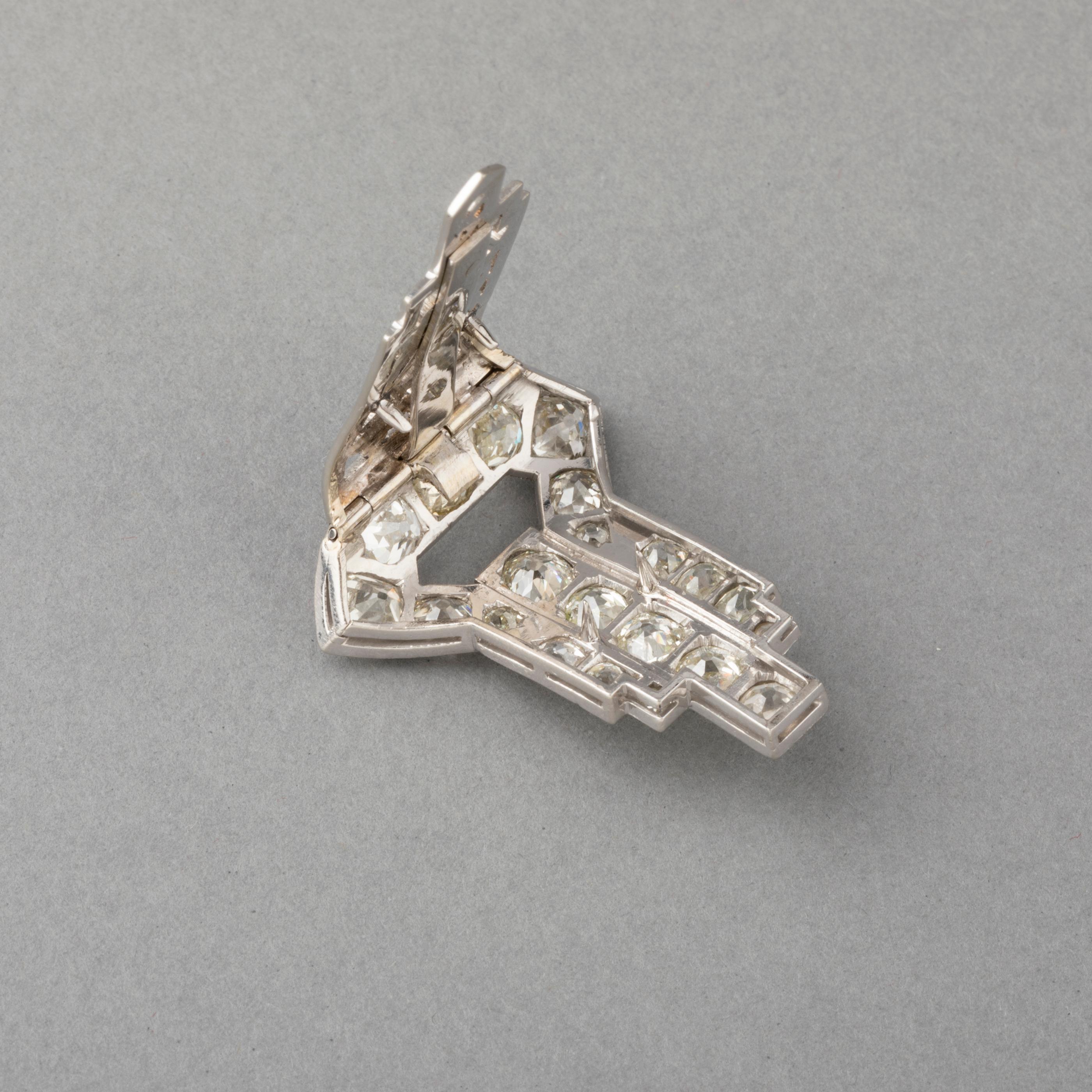Platinum and 2.40 Carat Diamonds French Art Deco Clip In Good Condition In Saint-Ouen, FR