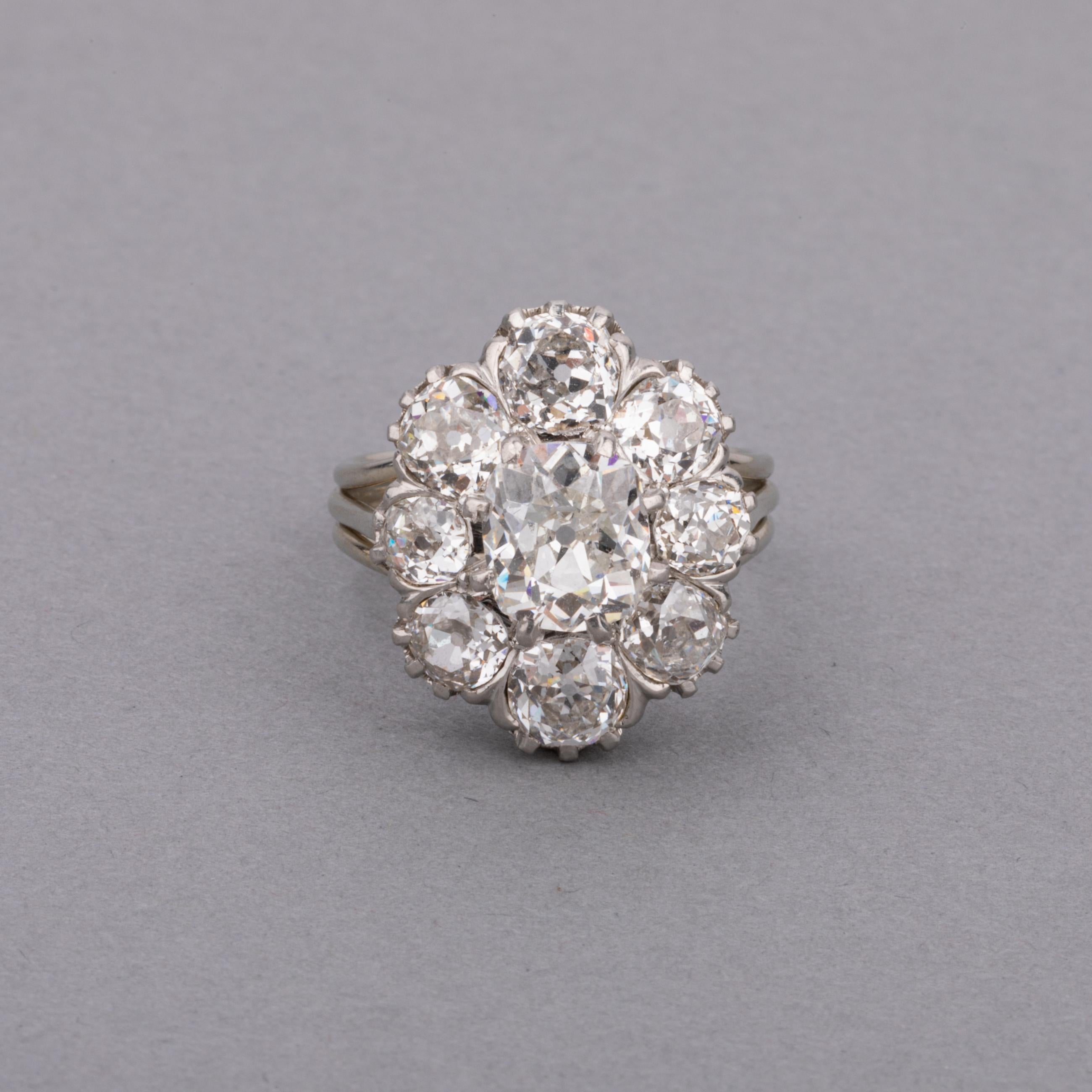 Ein sehr schöner Ring, hergestellt in Frankreich um 1950, vielleicht auch früher.
Gefertigt aus Platin und besetzt mit 4,80 Karat hochwertigen Diamanten im alten europäischen Schliff. Der zentrale Stein wiegt ca. 1,90 Karat, Farbe E/F und Klarheit