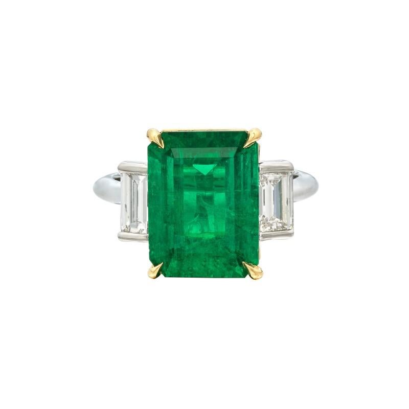 -Featuring an emerald-cut emerald, flanked by a pair of baguette diamonds.
-Emerald weighing 4.93 carats
-Platinum and 18 karat gold
-Size 5¾
-Accompanied by SSEF report no. 134128, dated November 6, 2023, stating that the emerald is of Colombian