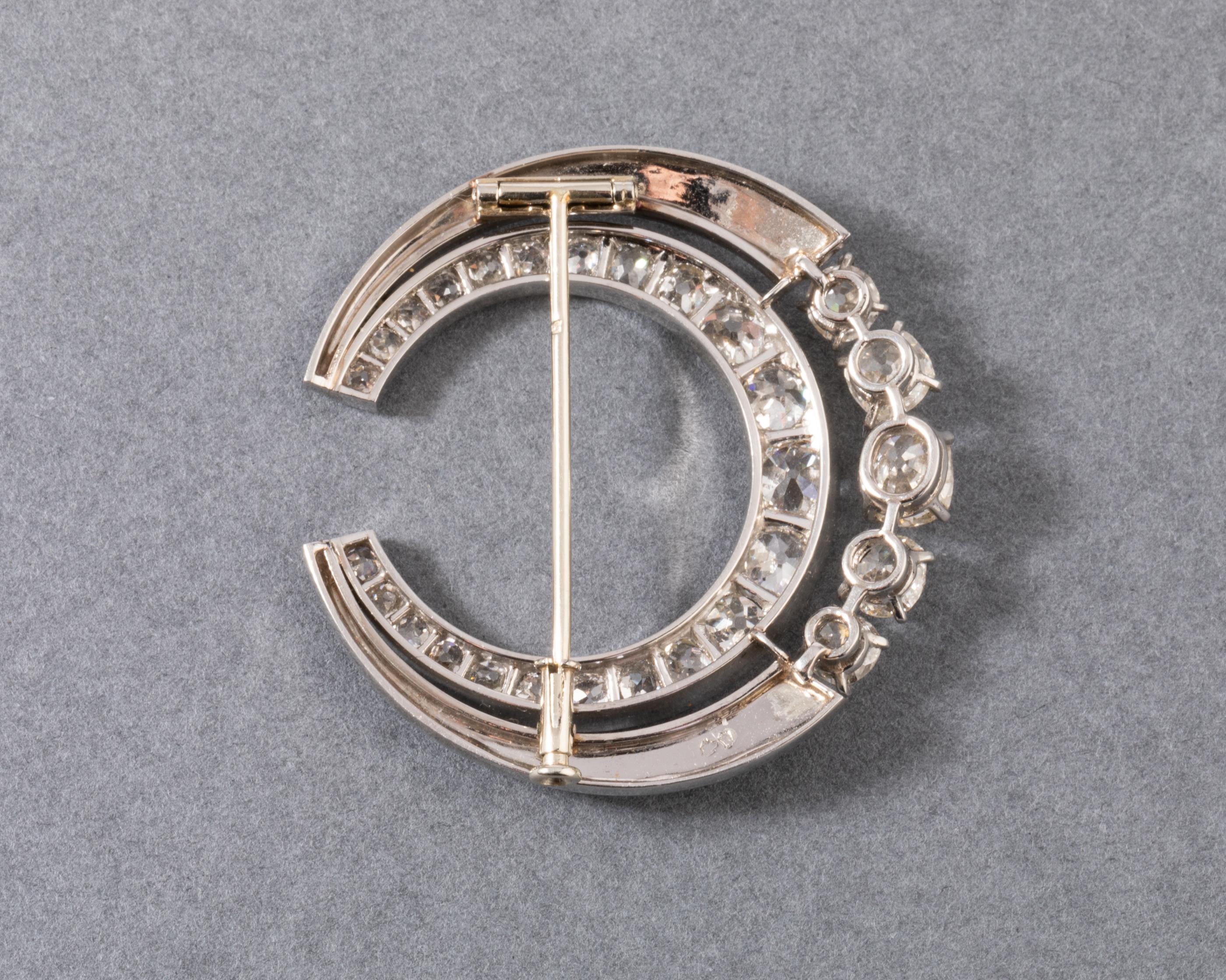 Platinum and 5.50 Carats Diamonds French Art Deco Crescent Brooch In Good Condition For Sale In Saint-Ouen, FR