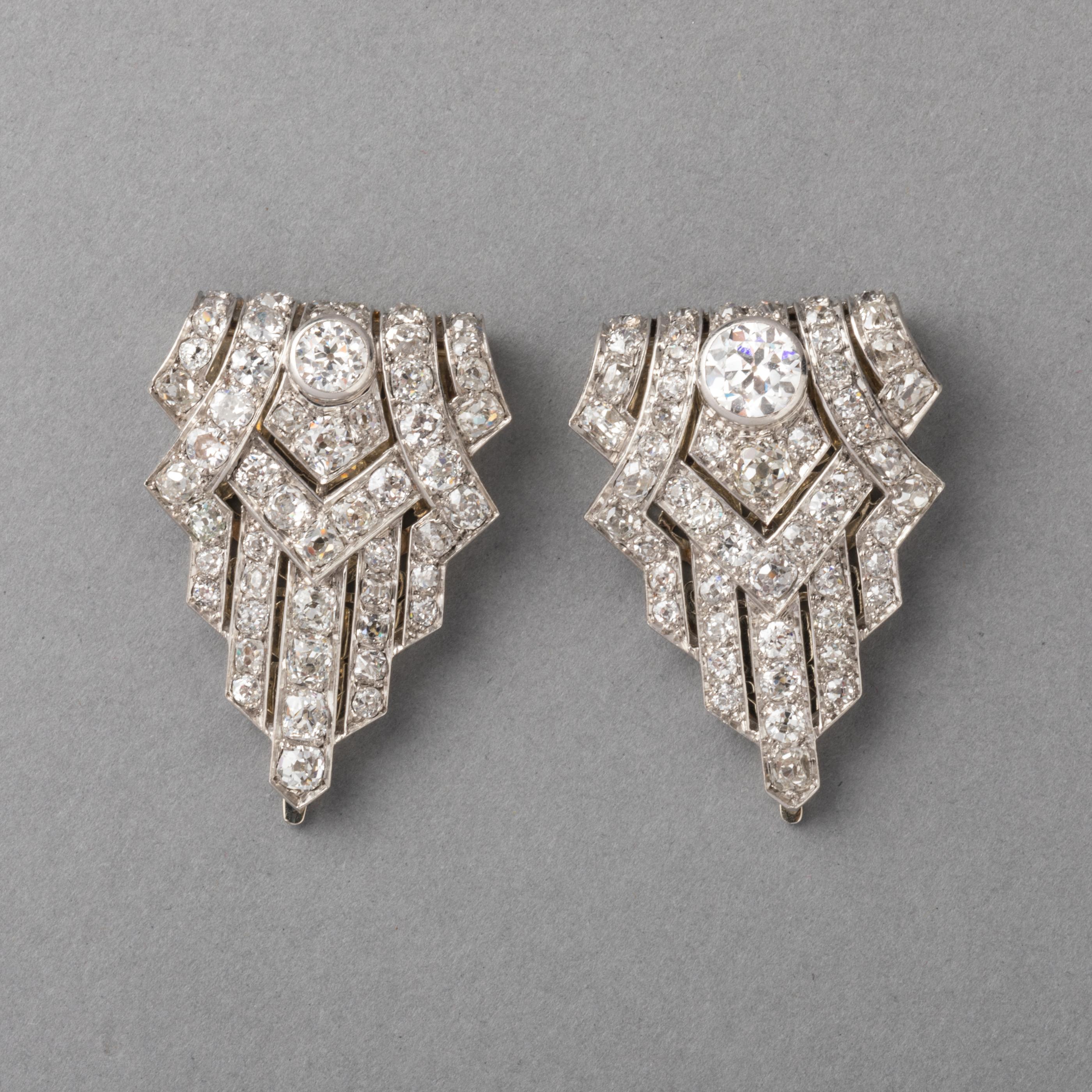 Very beautiful pair of French Art Deco Diamonds clips brooches.
Made in France cira 1925.
Made in platinum (dog head marks) and white gold 18k (eagle head mark).
The two principal diamonds weights 0.80 carats and 0.40 carats. 6 carats total