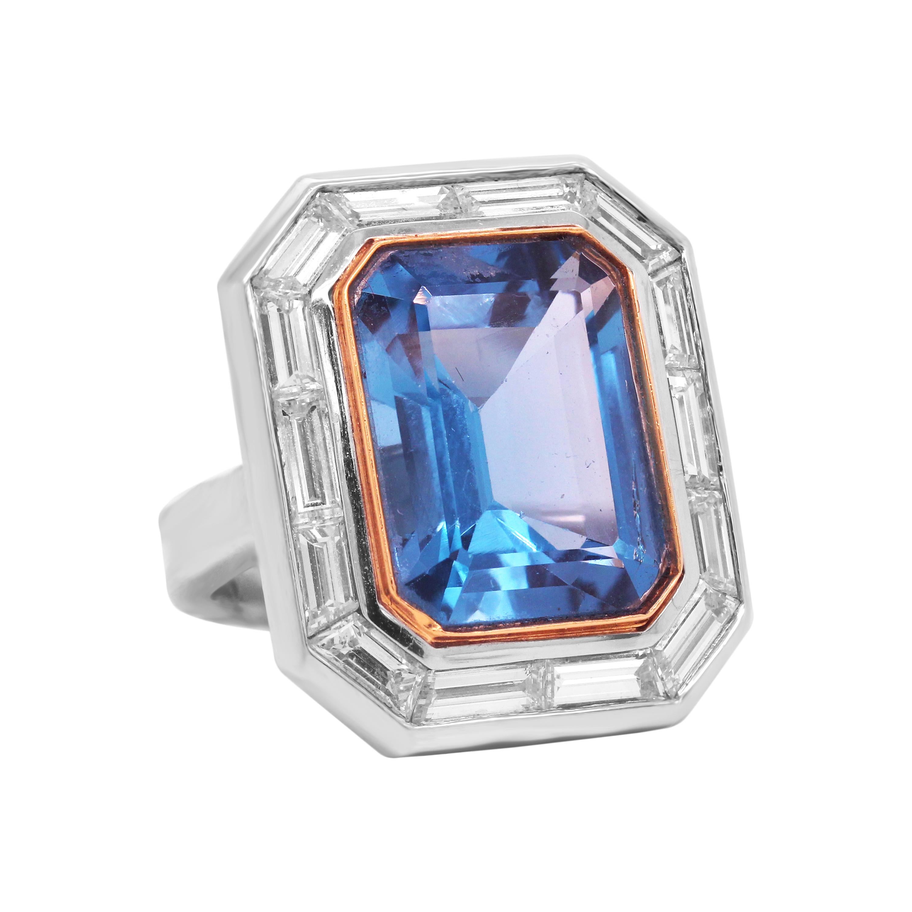Bague en platine et diamant taille baguette avec topaze bleue au centre Neuf - En vente à Boca Raton, FL