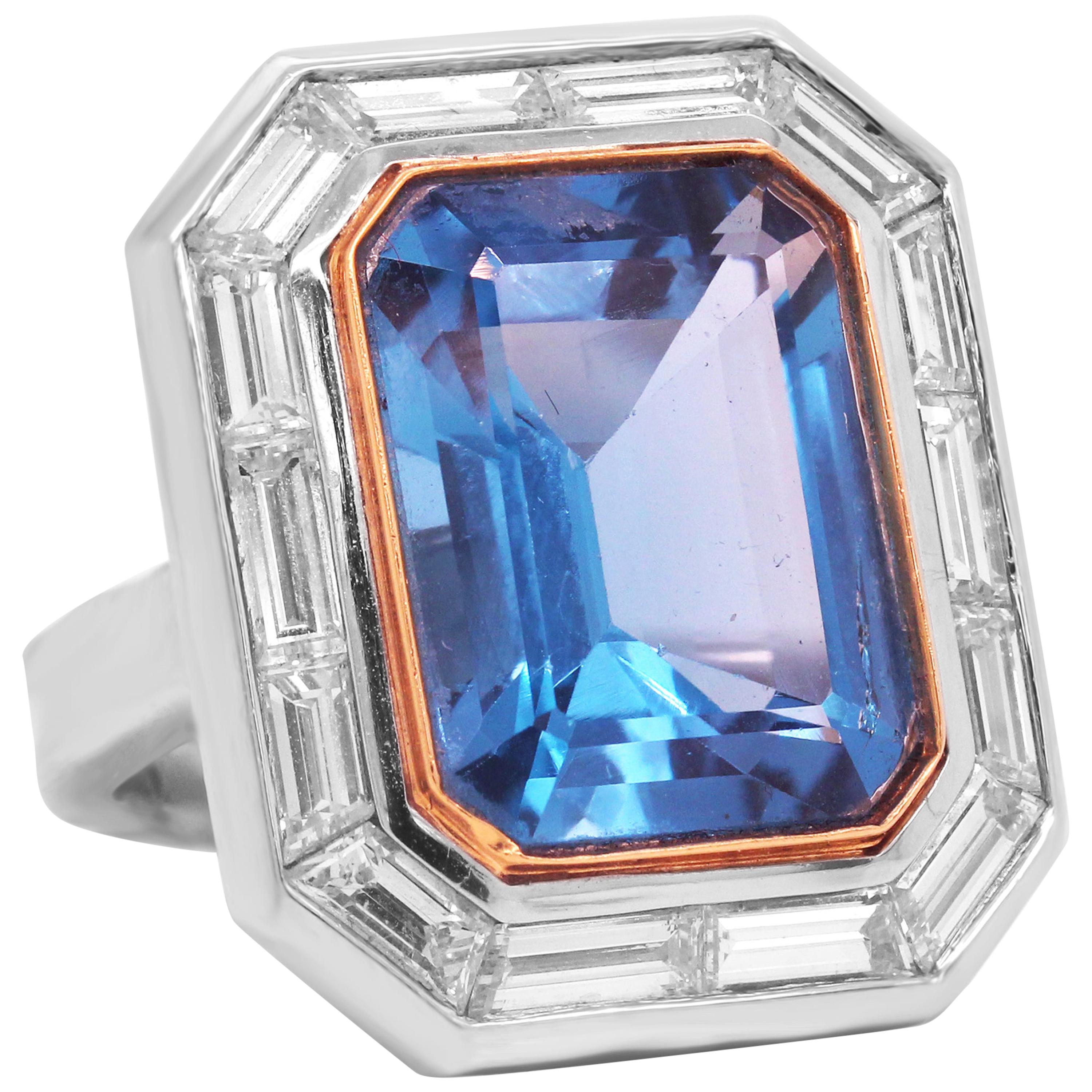 Bague en platine et diamant taille baguette avec topaze bleue au centre en vente