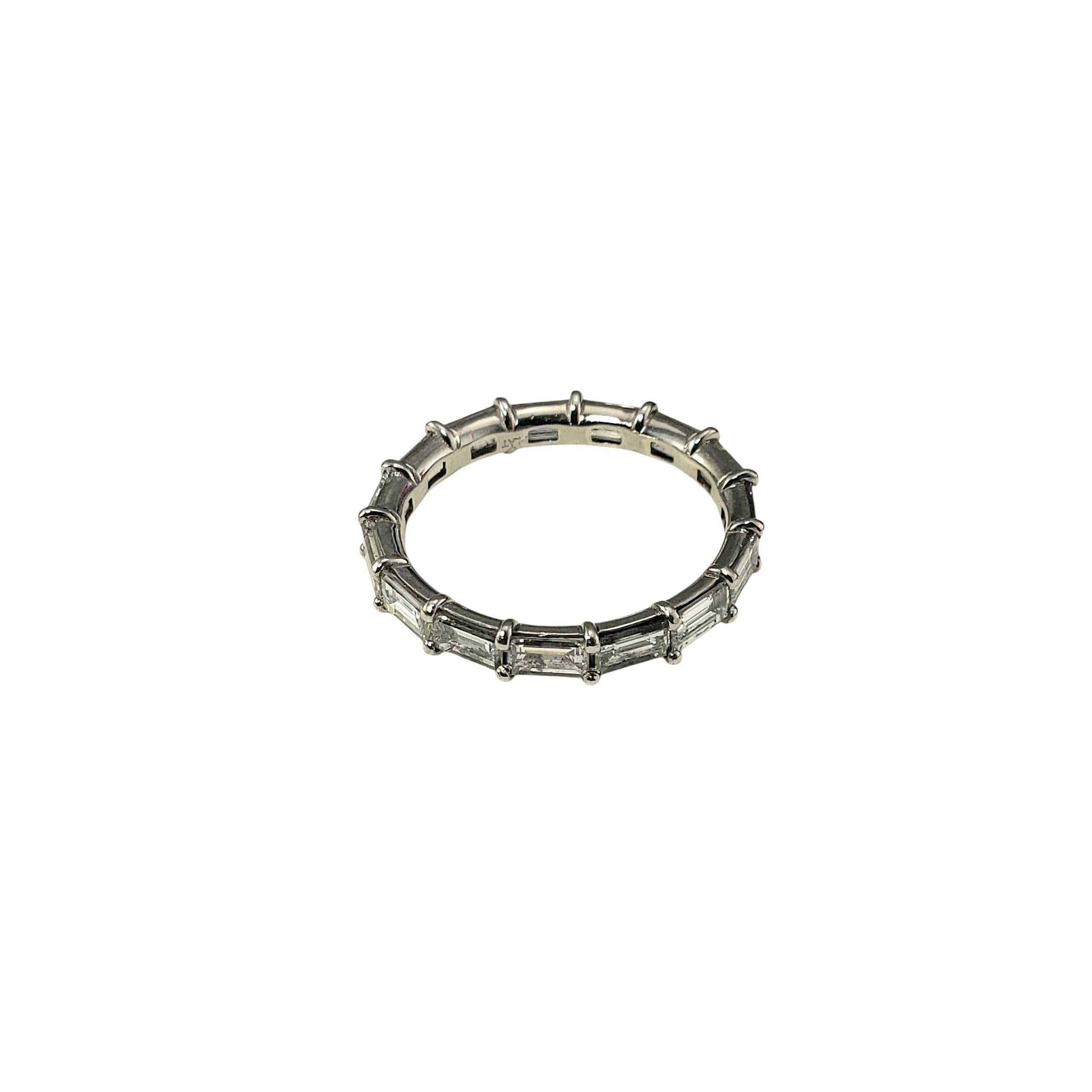 Anello Eternity Band in platino e diamanti baguette misura 6

Elegante e senza tempo, questa fascia per l'eternità in platino presenta 15 diamanti con taglio a baguette che circondano il dito con raffinata brillantezza. Perfetto come fede nuziale,