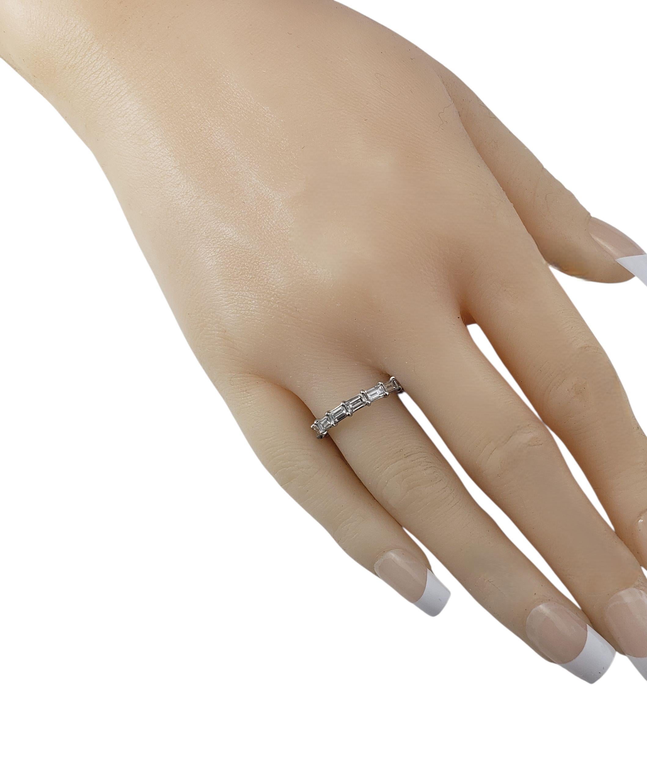 Donna Anello Eternity Band in platino e diamanti baguette misura 6 #22299 in vendita