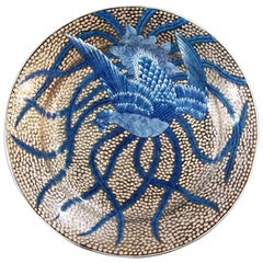 Assiette de présentation en platine et porcelaine bleue par un maître artiste contemporain japonais
