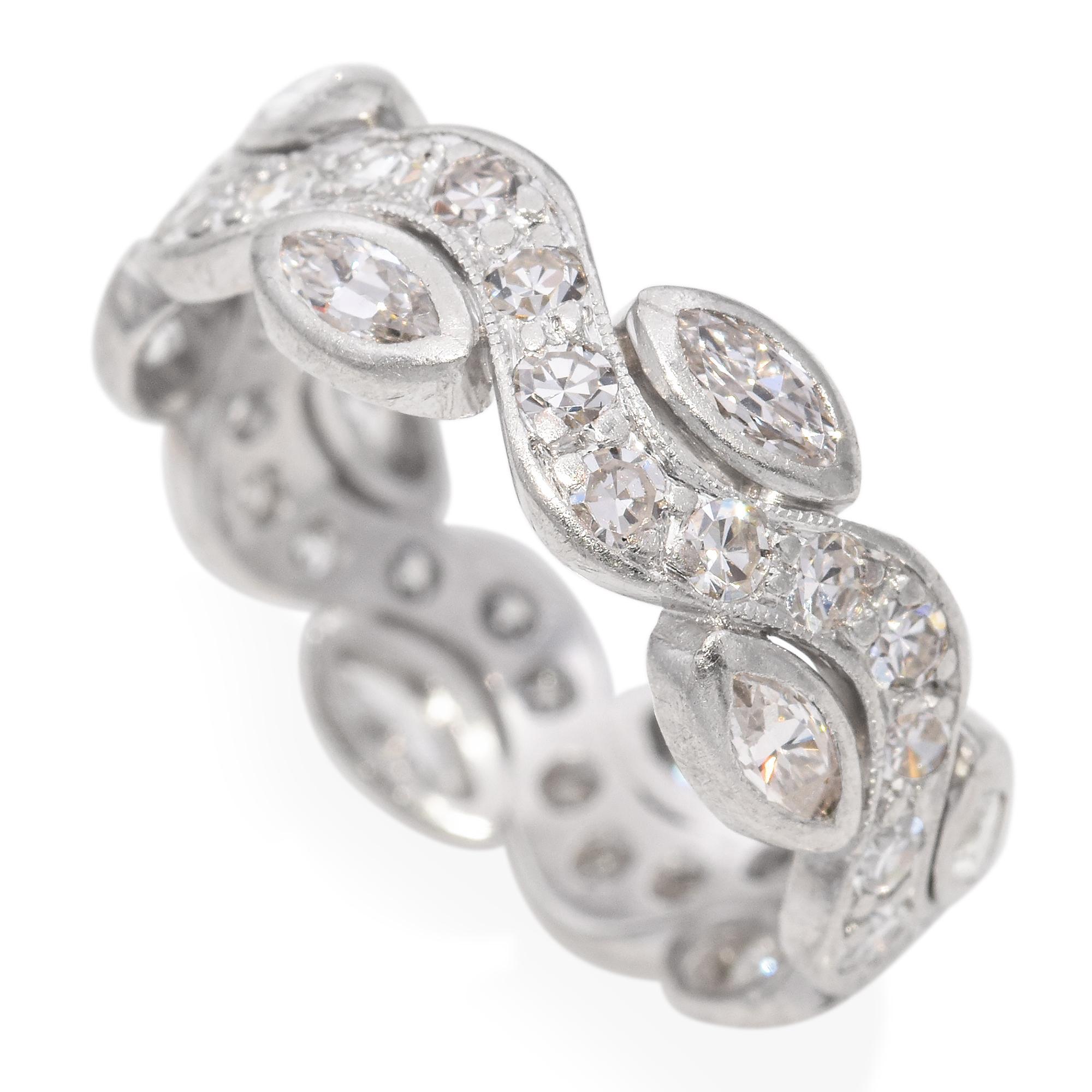 Bracelet éternel en platine et diamants à flux alternés Pour femmes en vente