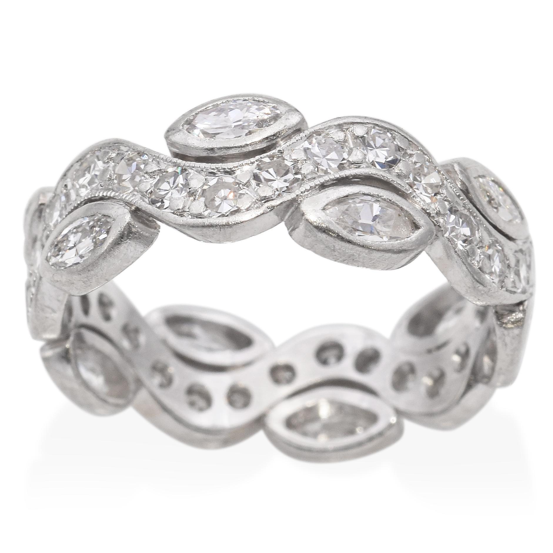 Bracelet éternel en platine et diamants à flux alternés en vente 1