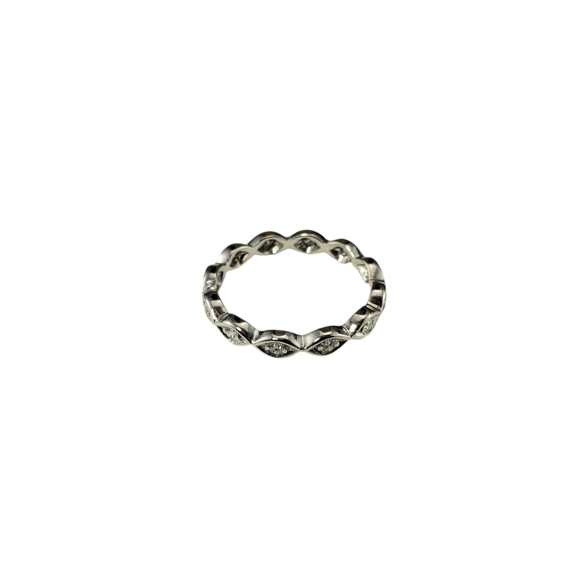 Bague en platine et diamant Taille 6.25

Cet élégant bracelet présente 12 diamants ronds de taille unique, sertis dans un platine classique.  Largeur : 3 mm.

Poids total approximatif des diamants : .20 ct. - .24 ct.

Couleur du diamant :