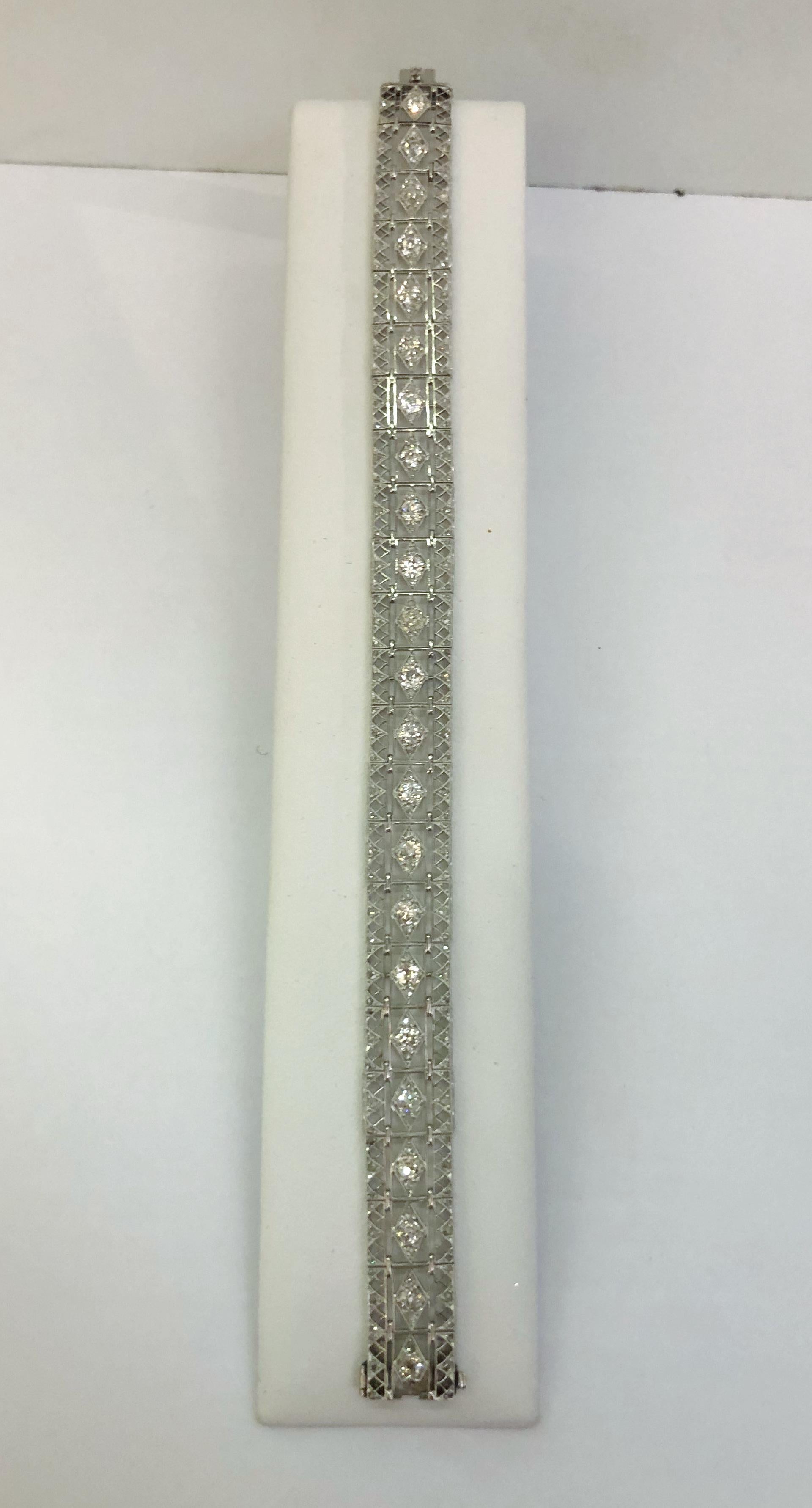 Vintage Italian platinum bracelet with chiseled fretwork and diamonds for a total of 4.00 carats / Made in Italy 1920s