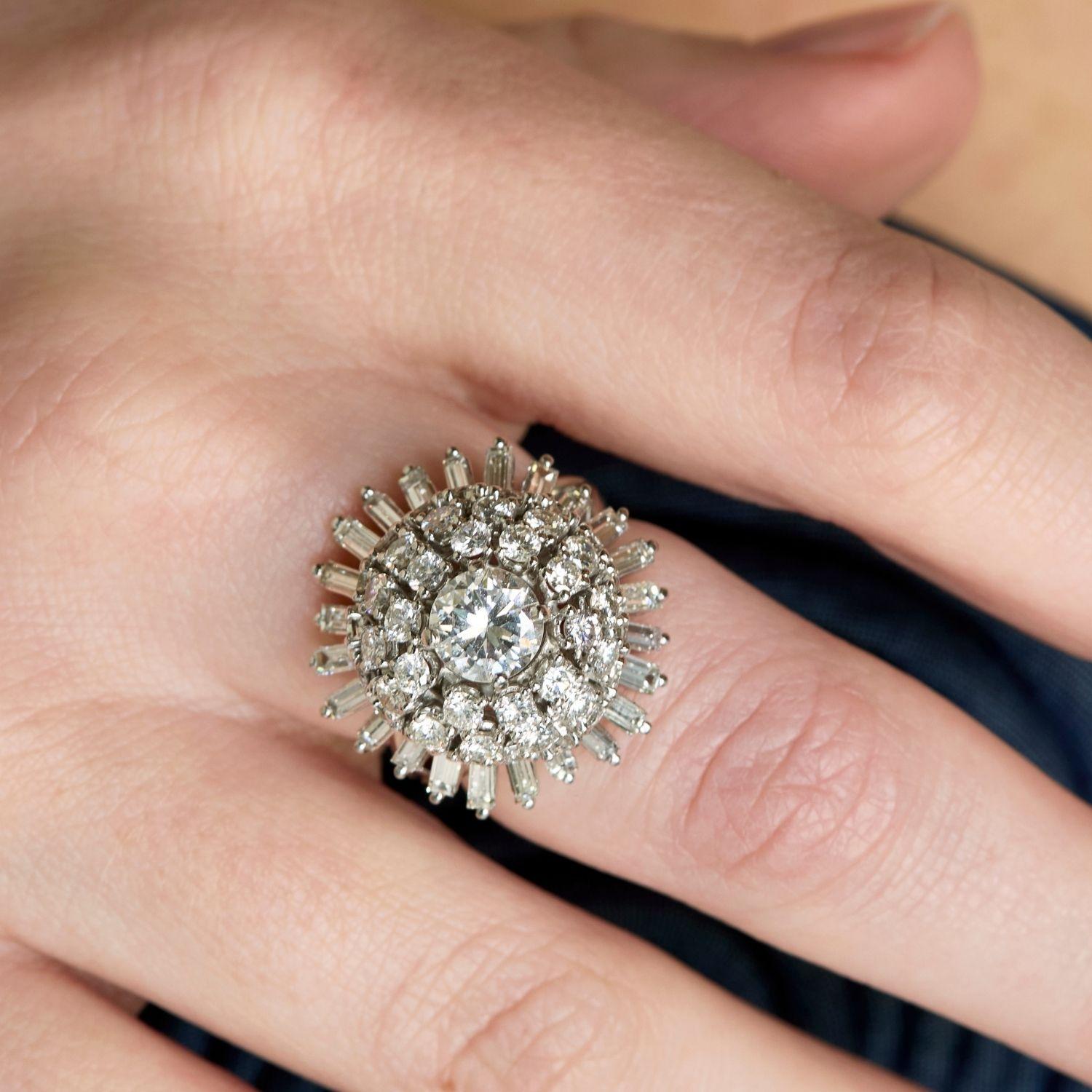 Cinq carats de diamants VS façonnés en forme de bouton de fleur avec des diamants baguettes servant de 